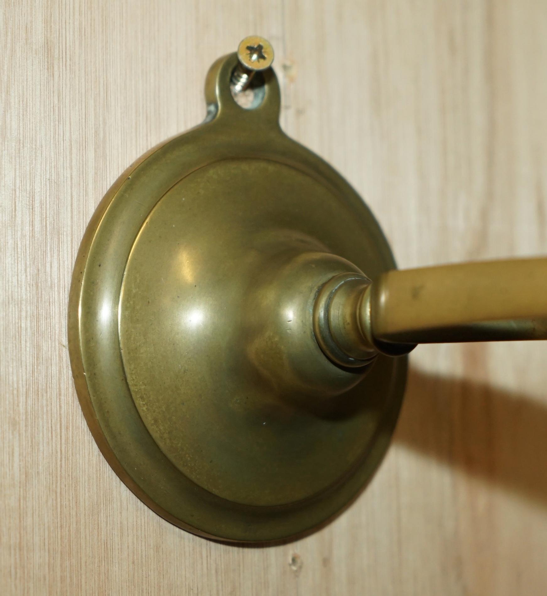 Laiton ORIGINAL ANTIQUITÉ 1925 SOLID BRASS TRAiN CARRIAGE GIMBAL WALL OR TABLE LAMP en vente