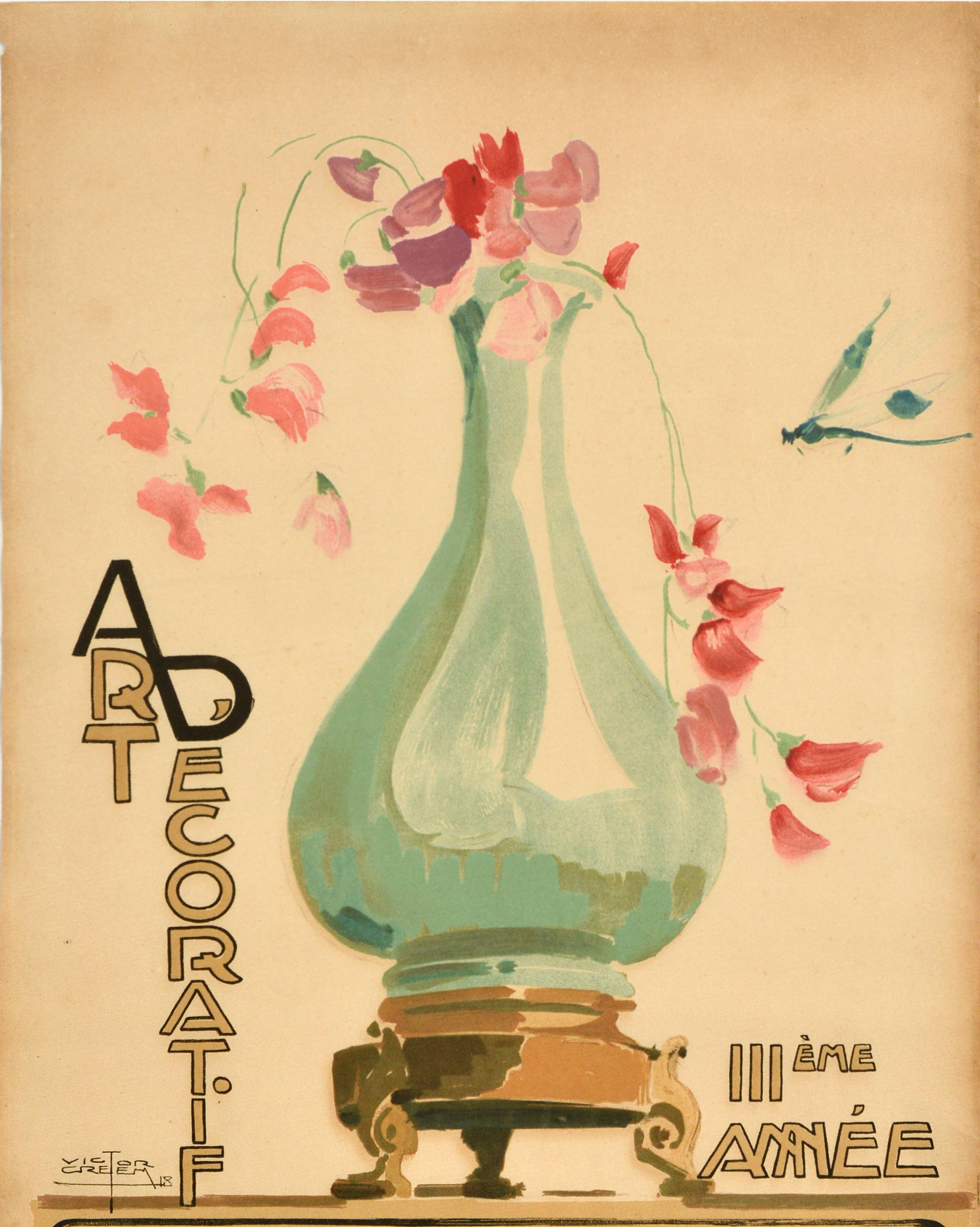Manifesto pubblicitario originale d'epoca per Art Decoratif IIIeme Annee / Decorative Arts Studio 3rd Year at the Salle Studio from 14-25 September 1918 con una graziosa natura morta di una libellula accanto a fiori pendenti rossi e rosa in un vaso
