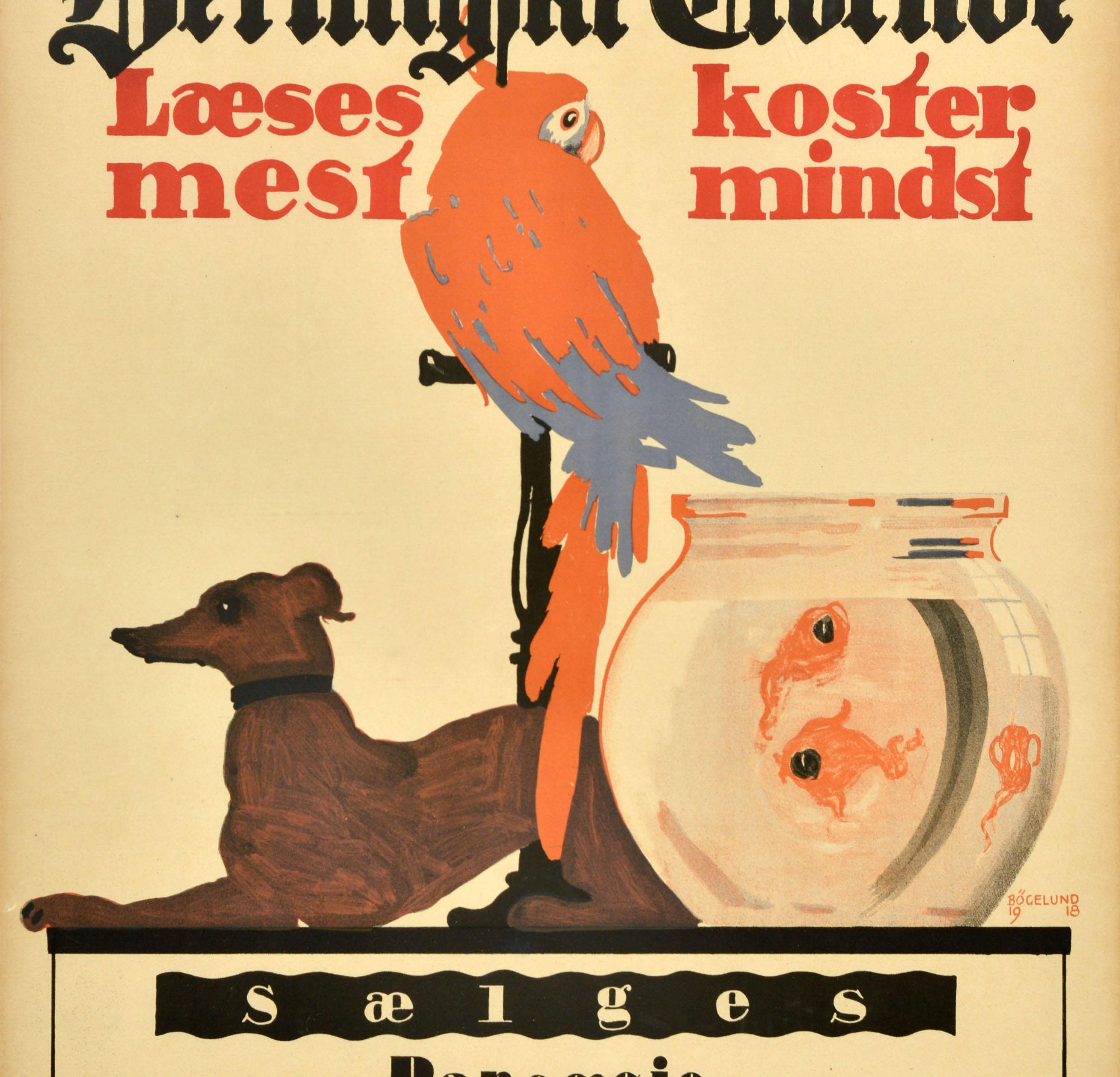 Originales antikes Werbeplakat für Anzeigen in der Berlingske Tidende / Berling Zeitung (gegründet 1749) mit großem Kunstwerk eines Papageis auf einer Vogelstange über einem Hund mit Fischen in einer Schale im Vordergrund, der Text in dänischer