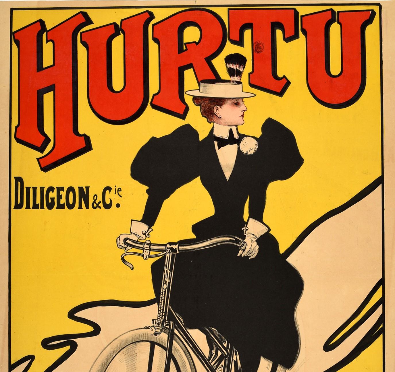 Affiche publicitaire ancienne pour les bicyclettes Hurtu comportant une superbe illustration d'une dame habillée à la mode, portant une robe noire et un chapeau à plumes, faisant du vélo sur un fond jaune sous le lettrage stylisé en rouge avec le