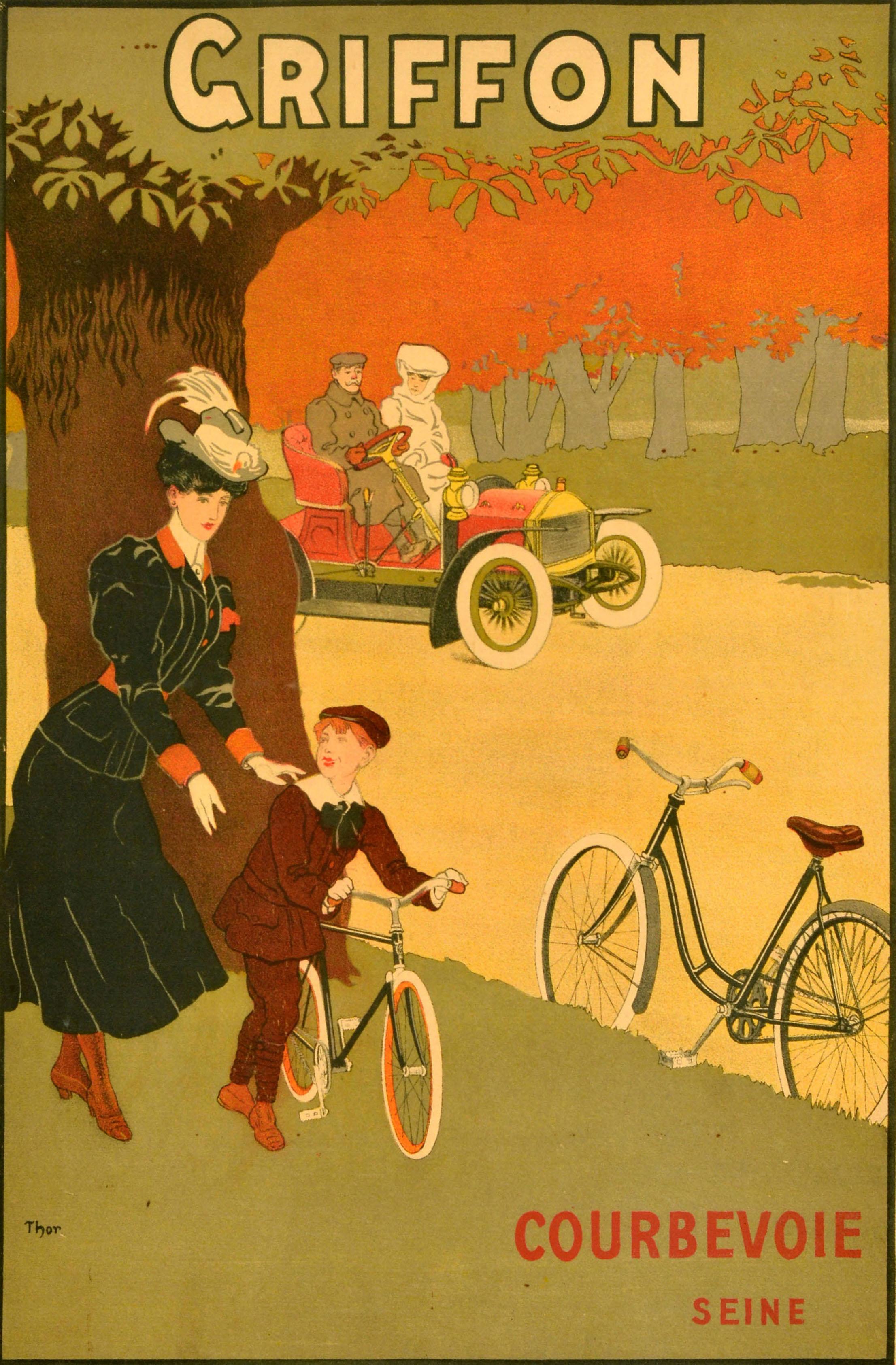 Originales antikes Werbeplakat für Griffon-Fahrräder, das eine malerische Landschaft mit einer modisch gekleideten Mutter zeigt, die ihrem Kind auf der Wiese unter einem Kastanienbaum das Fahrradfahren beibringt. Ihr Fahrrad steht auf der Seite,
