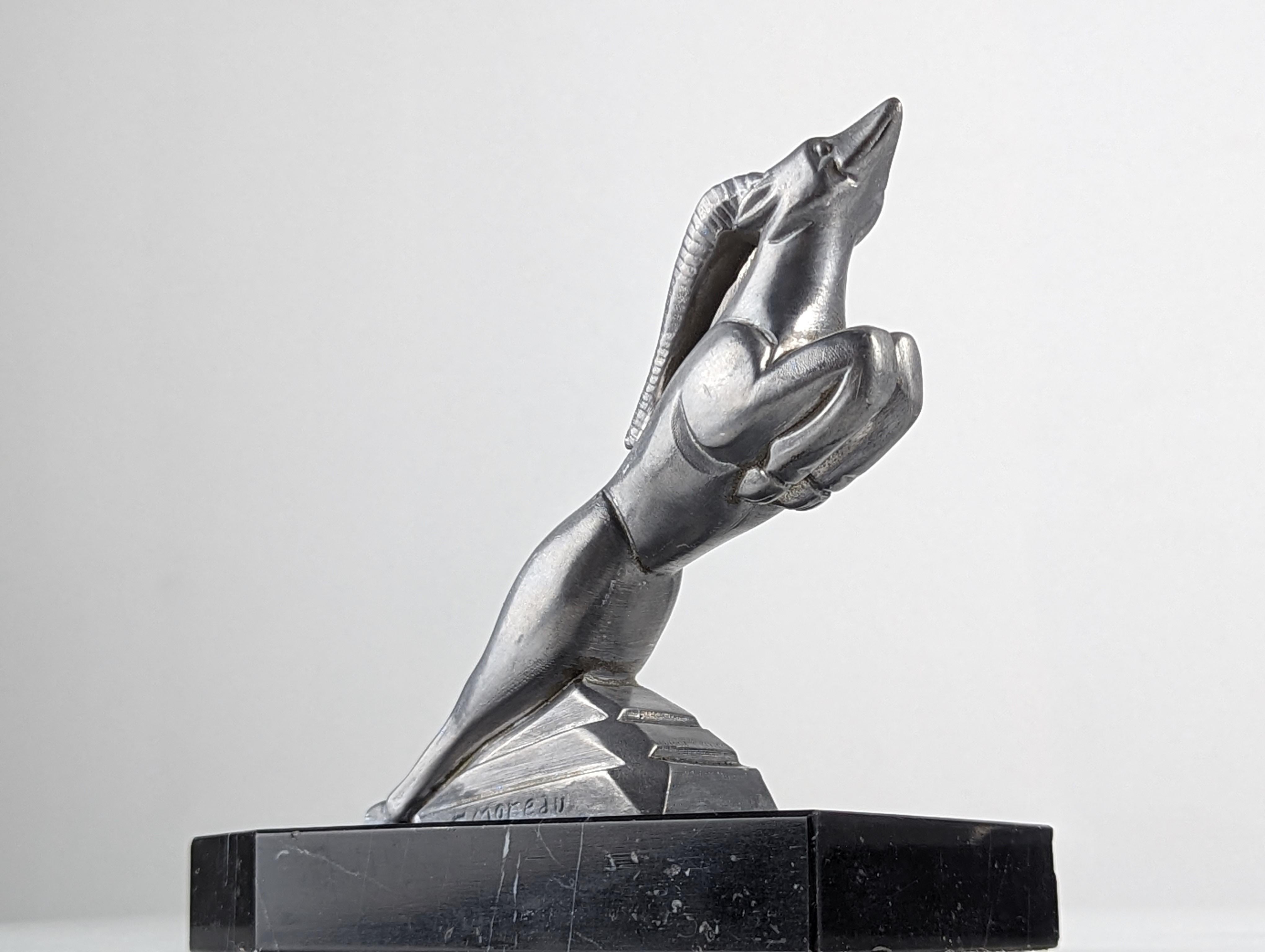 Exquise paire de serre-livres anciens Art Déco modèle : ''Gazelle'' par Hippolyte François Moreau 1930. Magnifique style Art déco avec un grand sens du mouvement et de l'élégance. Hippolyte Moreau est célèbre pour ses sculptures d'animaux et ces