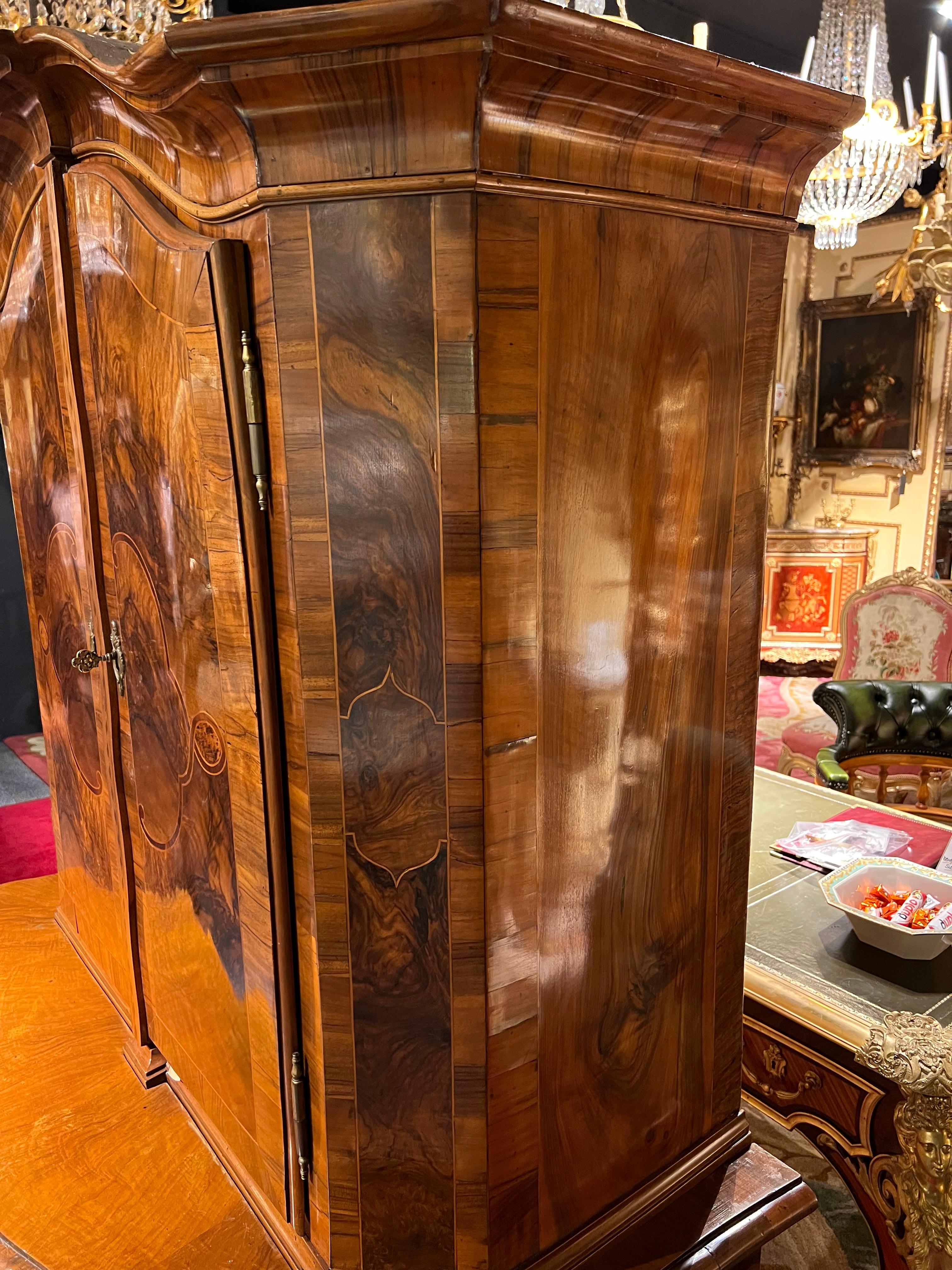 Armoire baroque d'origine avec plateau en placage de noyer, vers 1780 en vente 3