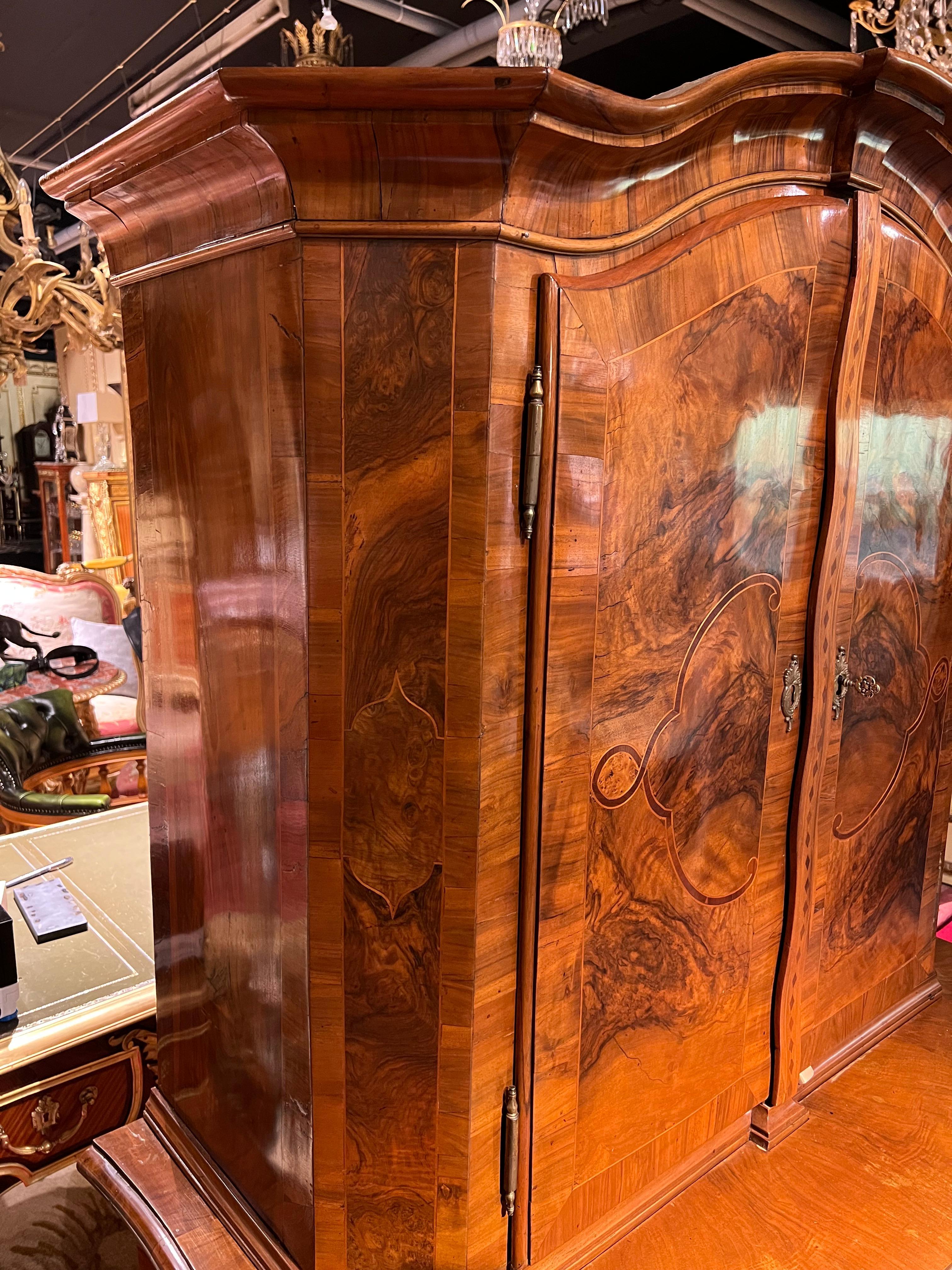 Armoire baroque d'origine avec plateau en placage de noyer, vers 1780 en vente 2