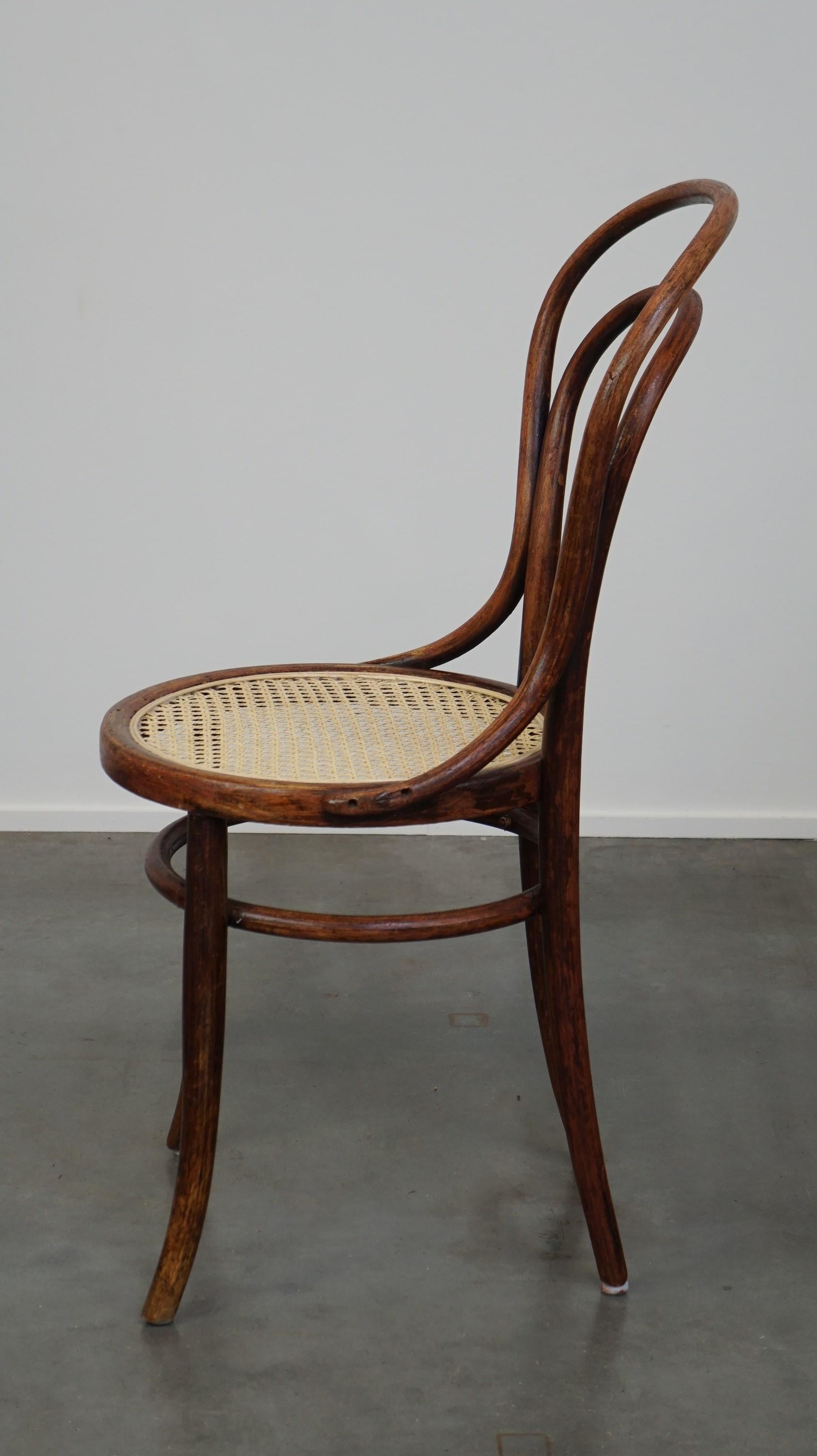 20th Century Original antique bentwood Thonet bistro chair model no. 14 with a new matte seat For Sale