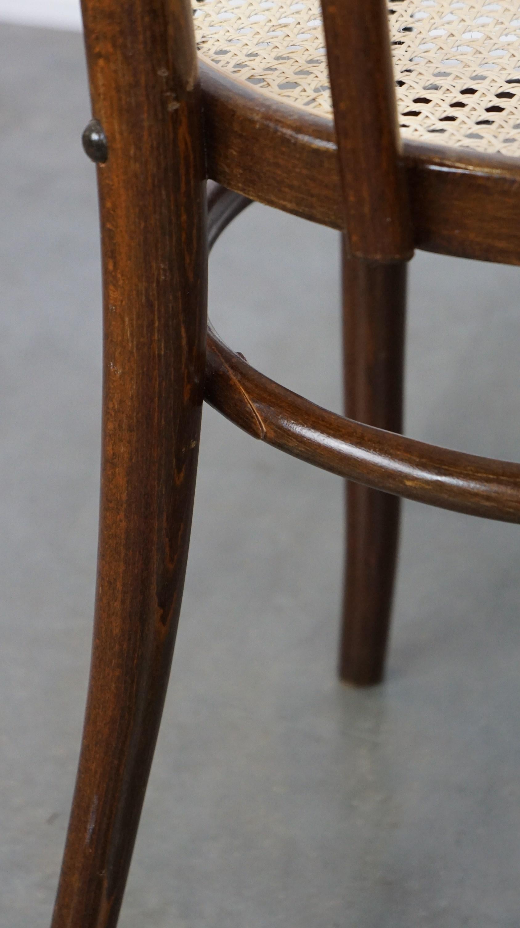 Originaler antiker Thonet-Stuhl aus gebogenem Holz, Modell Nr. 18, mit neuem geflochtenem Sitz im Angebot 5