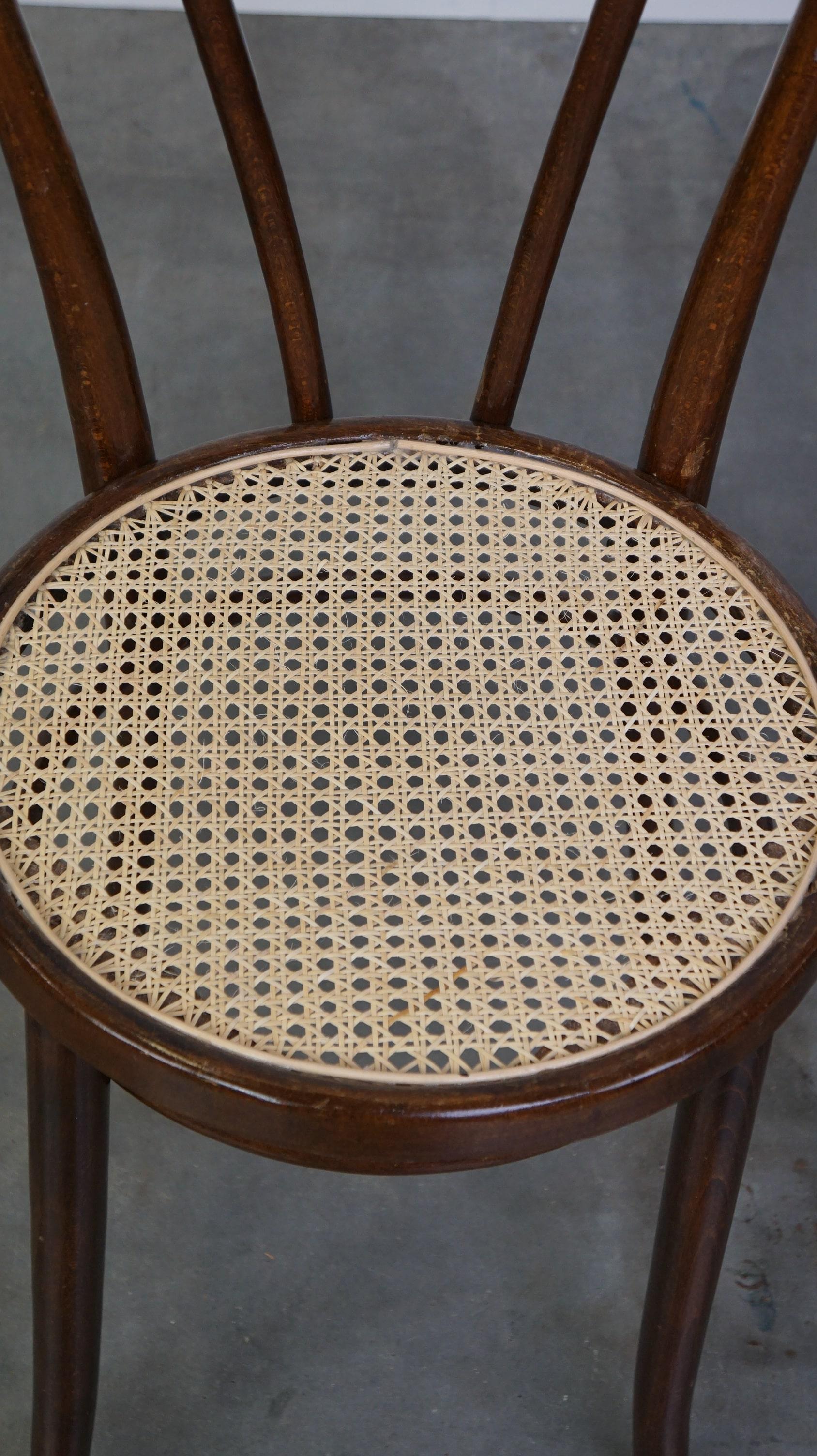 Originaler antiker Thonet-Stuhl aus gebogenem Holz, Modell Nr. 18, mit neuem geflochtenem Sitz im Angebot 1