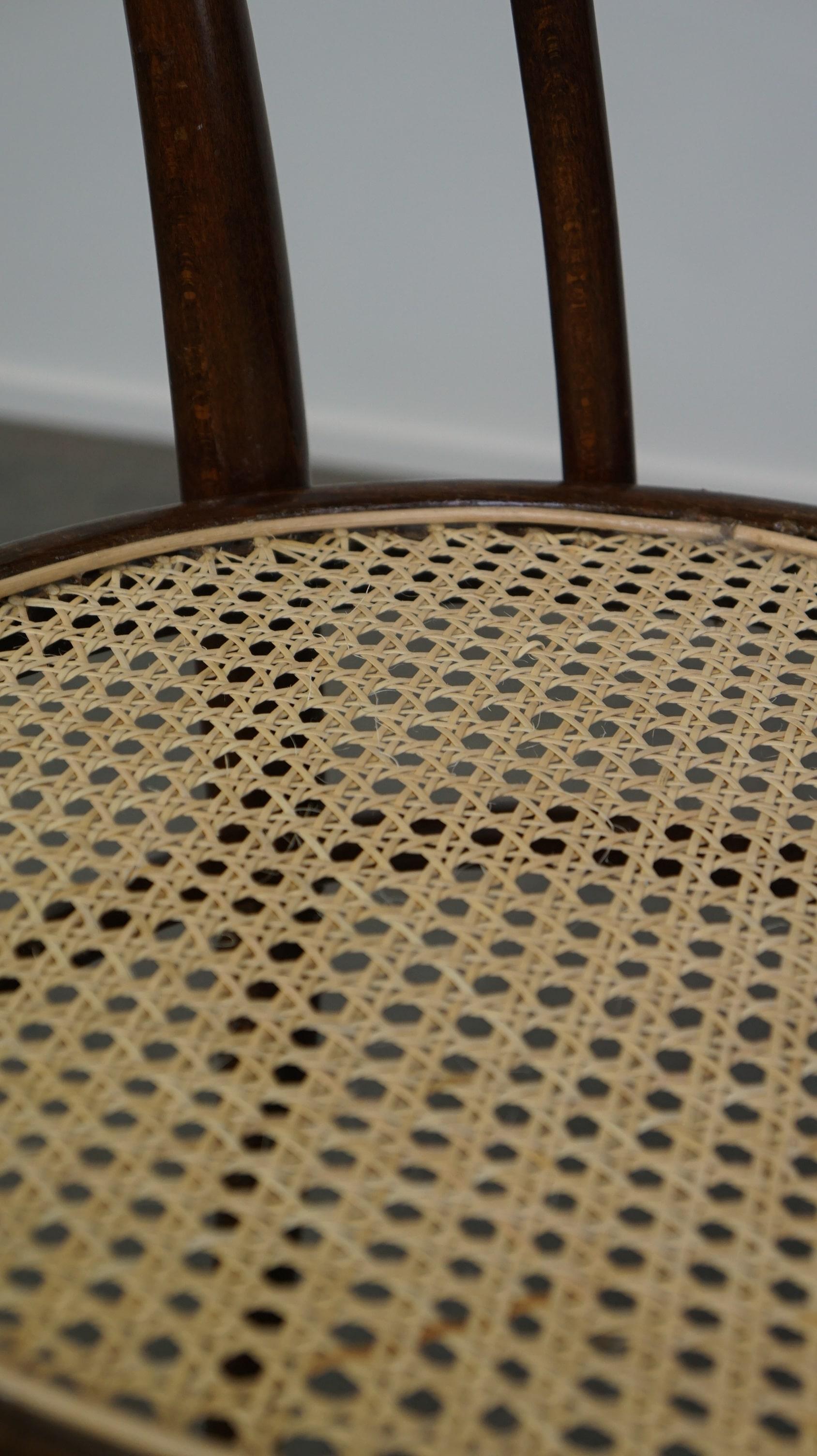 Originaler antiker Thonet-Stuhl aus gebogenem Holz, Modell Nr. 18, mit neuem geflochtenem Sitz im Angebot 2