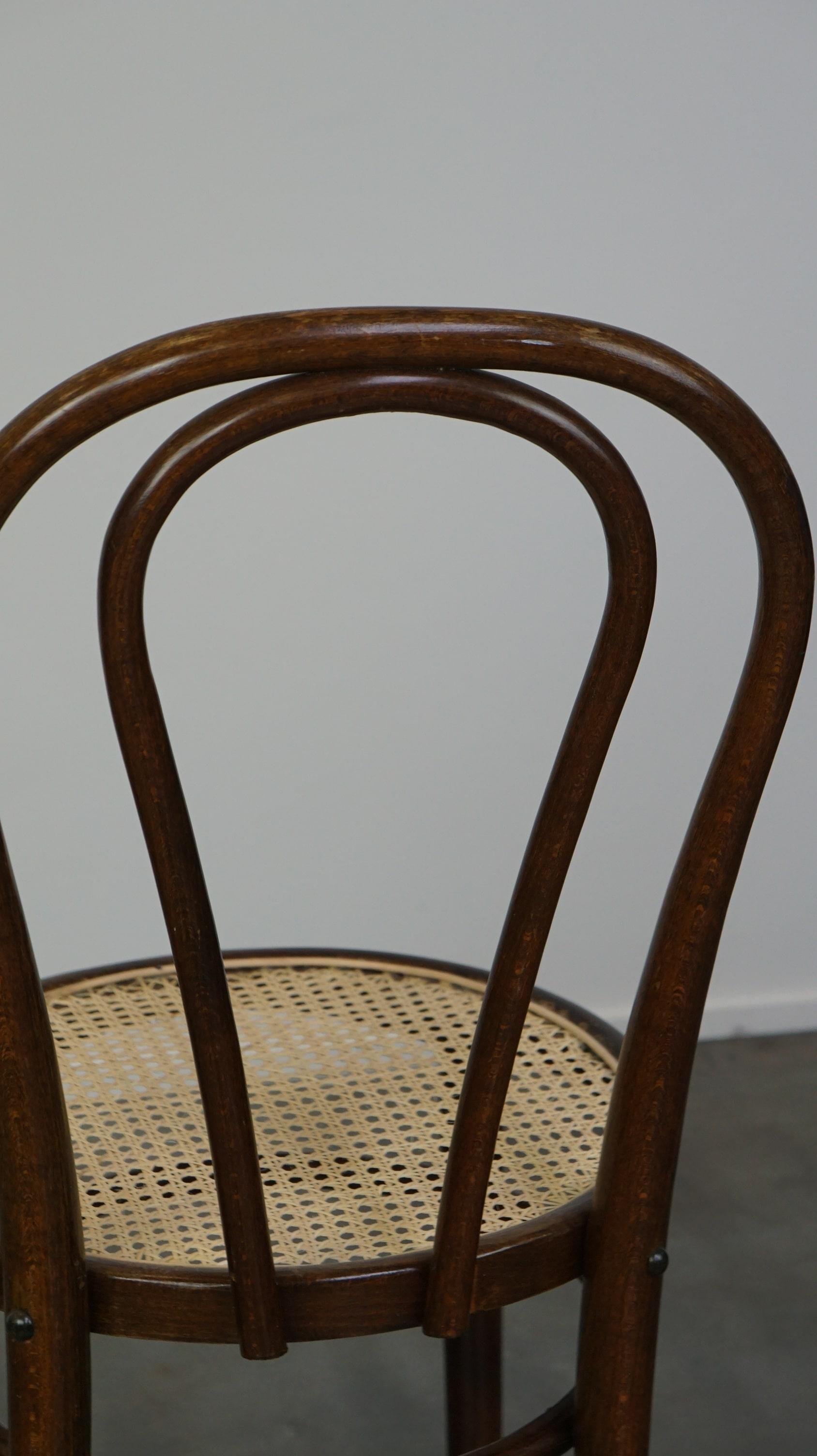 Originaler antiker Thonet-Stuhl aus gebogenem Holz, Modell Nr. 18, mit neuem geflochtenem Sitz im Angebot 4