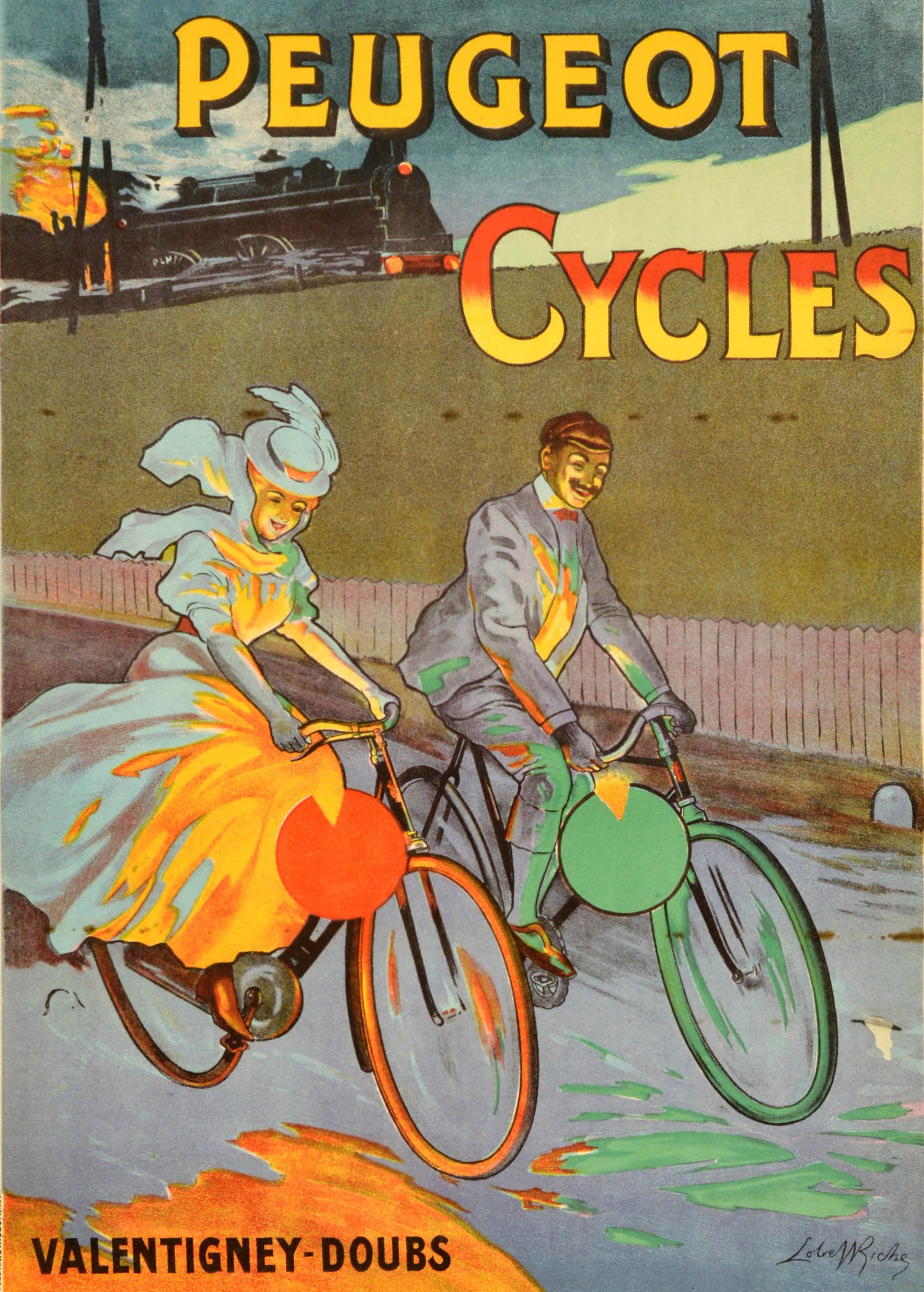 Affiche publicitaire ancienne pour les cycles Peugeot, représentant une dame élégante et souriante, vêtue d'une robe à la mode, d'un foulard et d'un chapeau, ainsi qu'un homme élégamment vêtu, roulant sur des vélos rouge et vert le long d'une voie