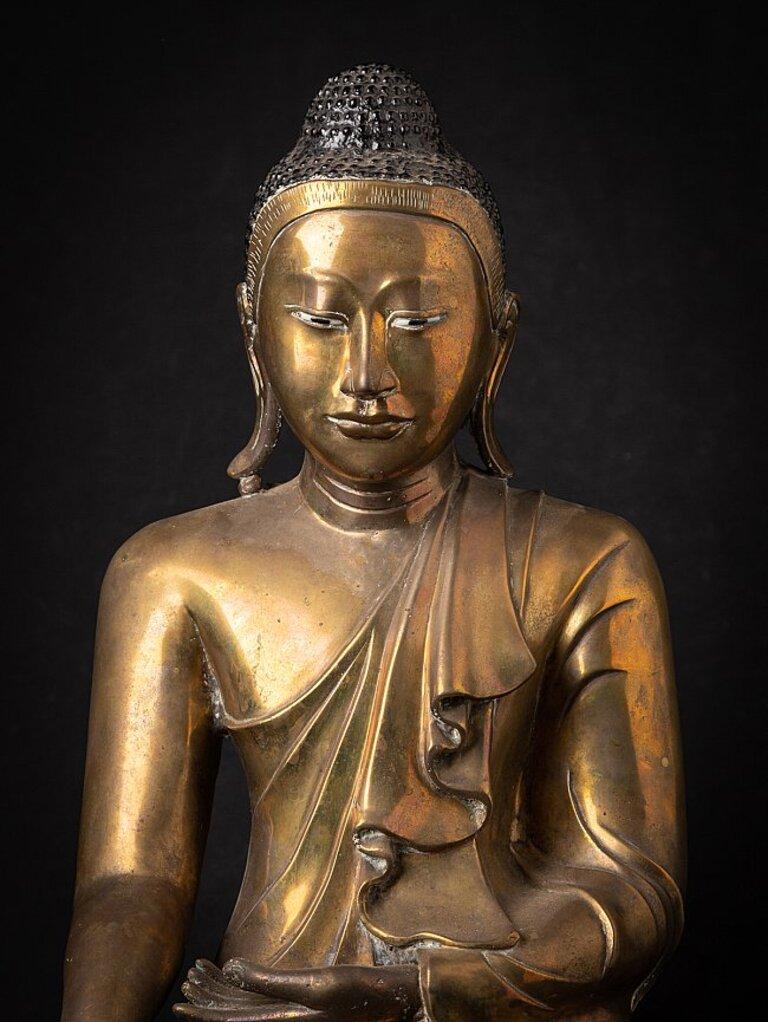 Material: bronze
Measures: 60 cm high 
39,5 cm wide and 26 cm deep
Weight: 24.95 kgs
Mandalay style
Bhumisparsha mudra
Originating from Burma
19th century
With inlayed eyes.
   