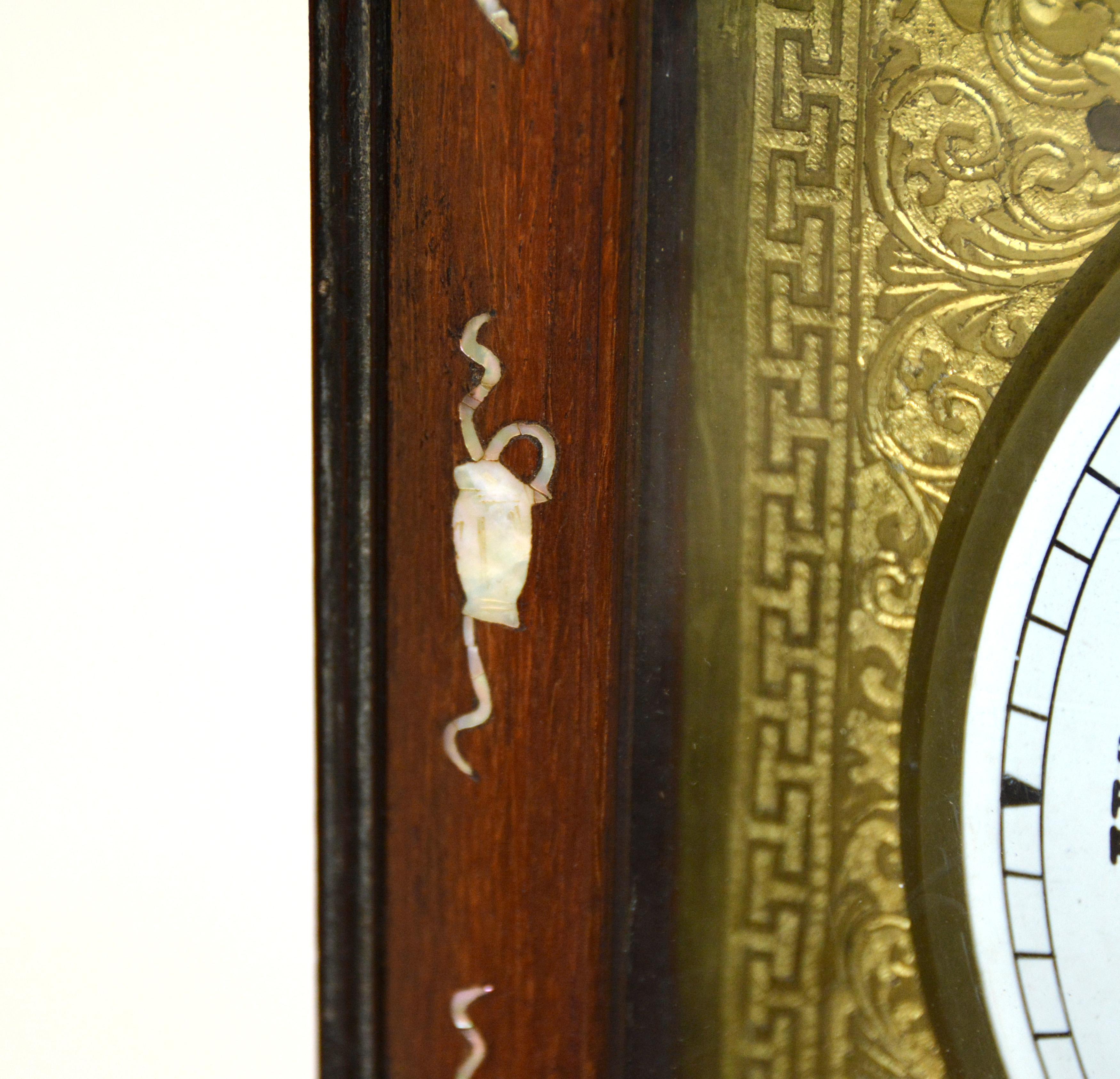Horloge chinoise d'antiquités originale de 8 jours en bois de rose incrusté de nacre avec motif fusée en vente 5