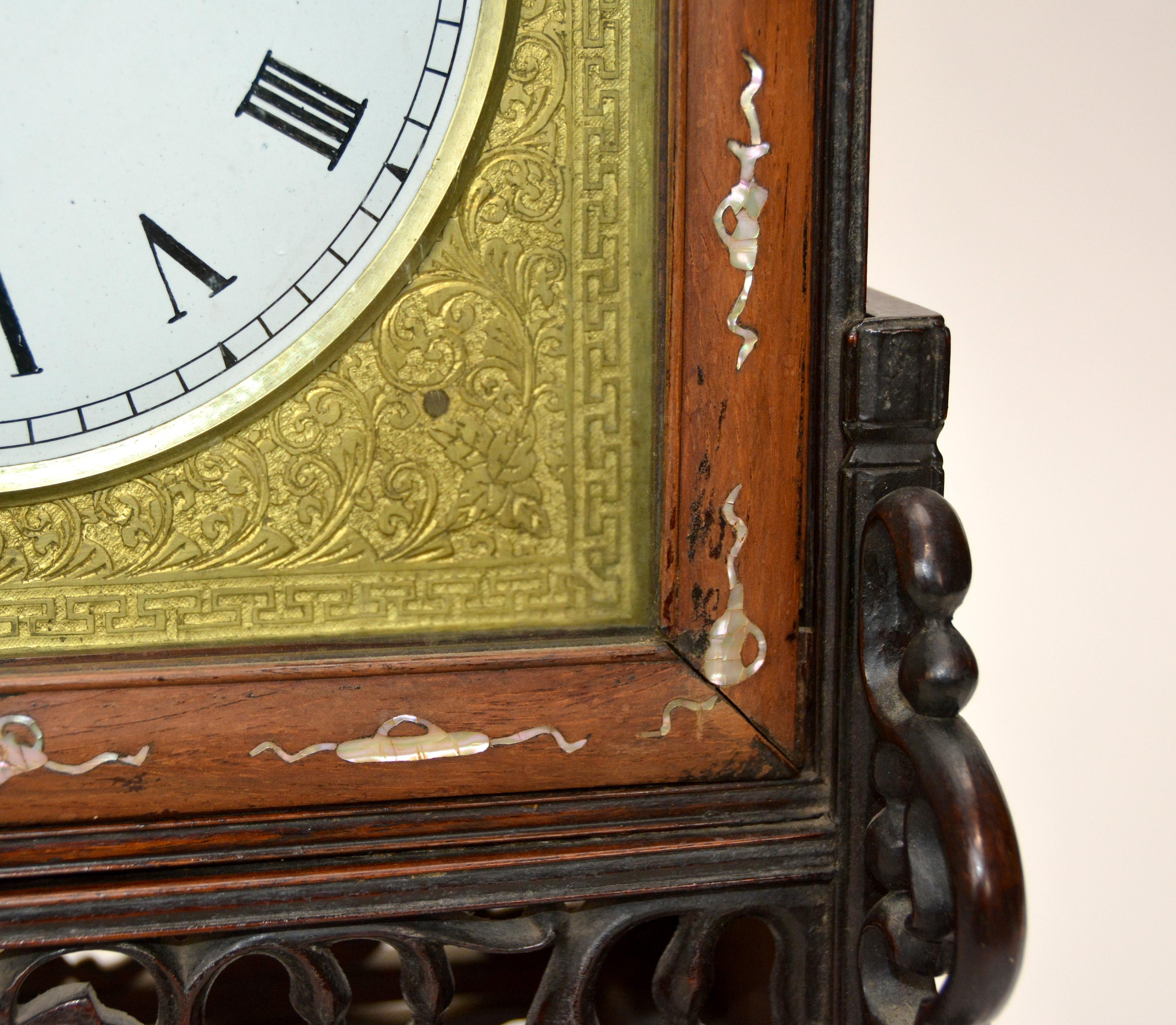 Horloge chinoise d'antiquités originale de 8 jours en bois de rose incrusté de nacre avec motif fusée en vente 8