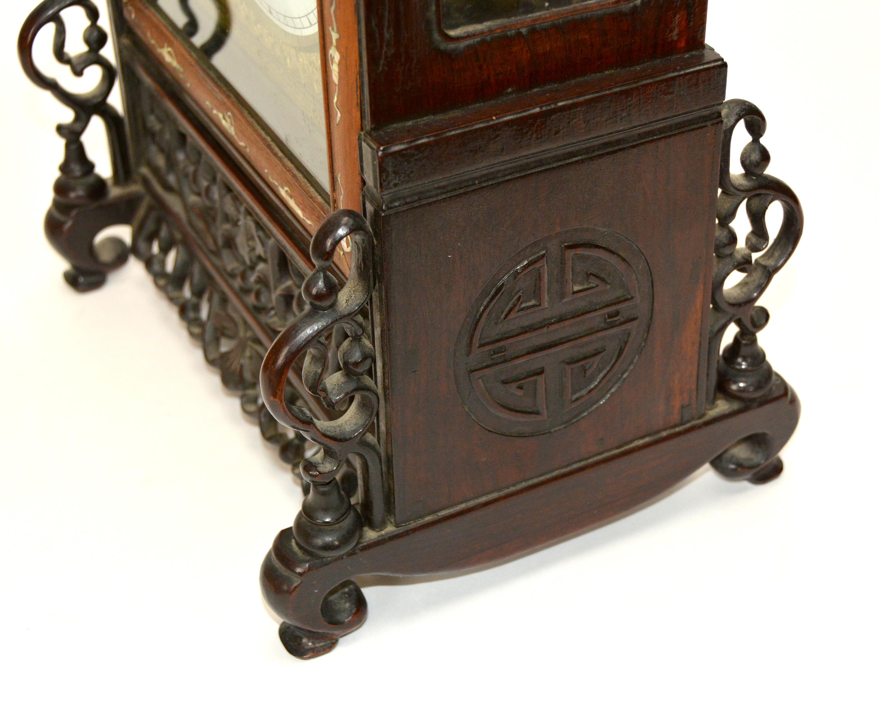 Horloge chinoise d'antiquités originale de 8 jours en bois de rose incrusté de nacre avec motif fusée en vente 10