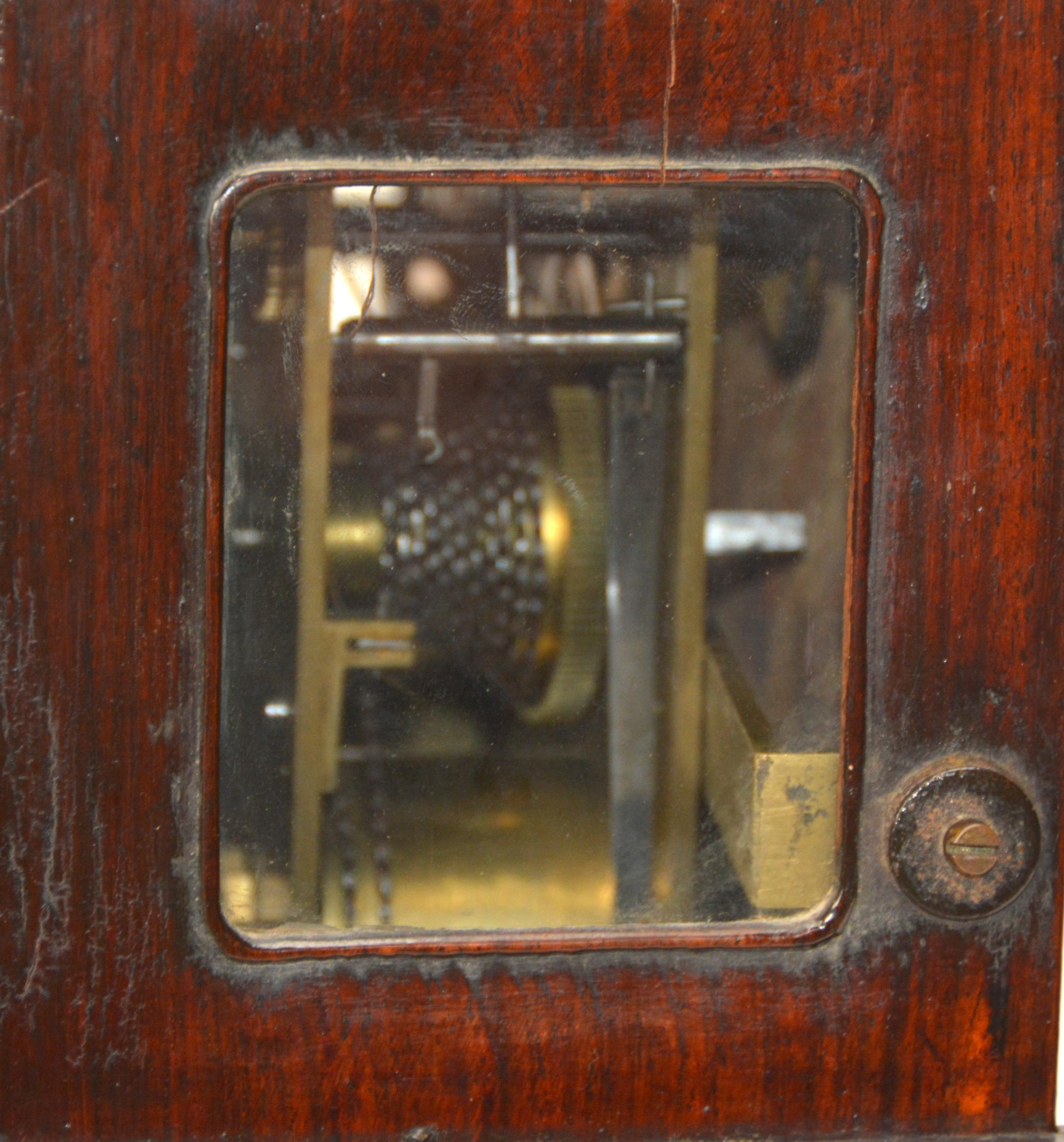 Horloge chinoise d'antiquités originale de 8 jours en bois de rose incrusté de nacre avec motif fusée en vente 11