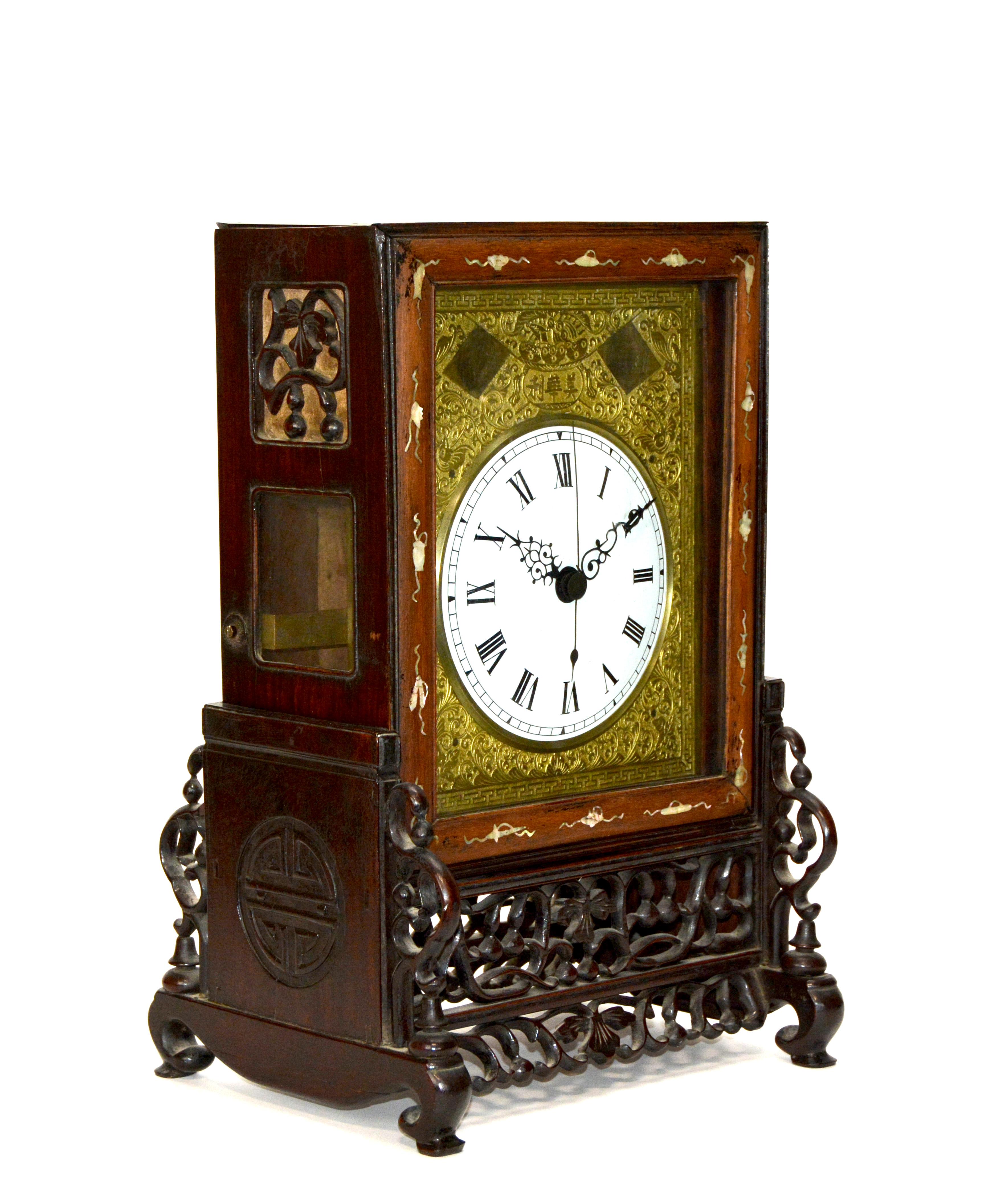 Horloge chinoise d'antiquités originale de 8 jours en bois de rose incrusté de nacre avec motif fusée Bon état - En vente à Danville, CA
