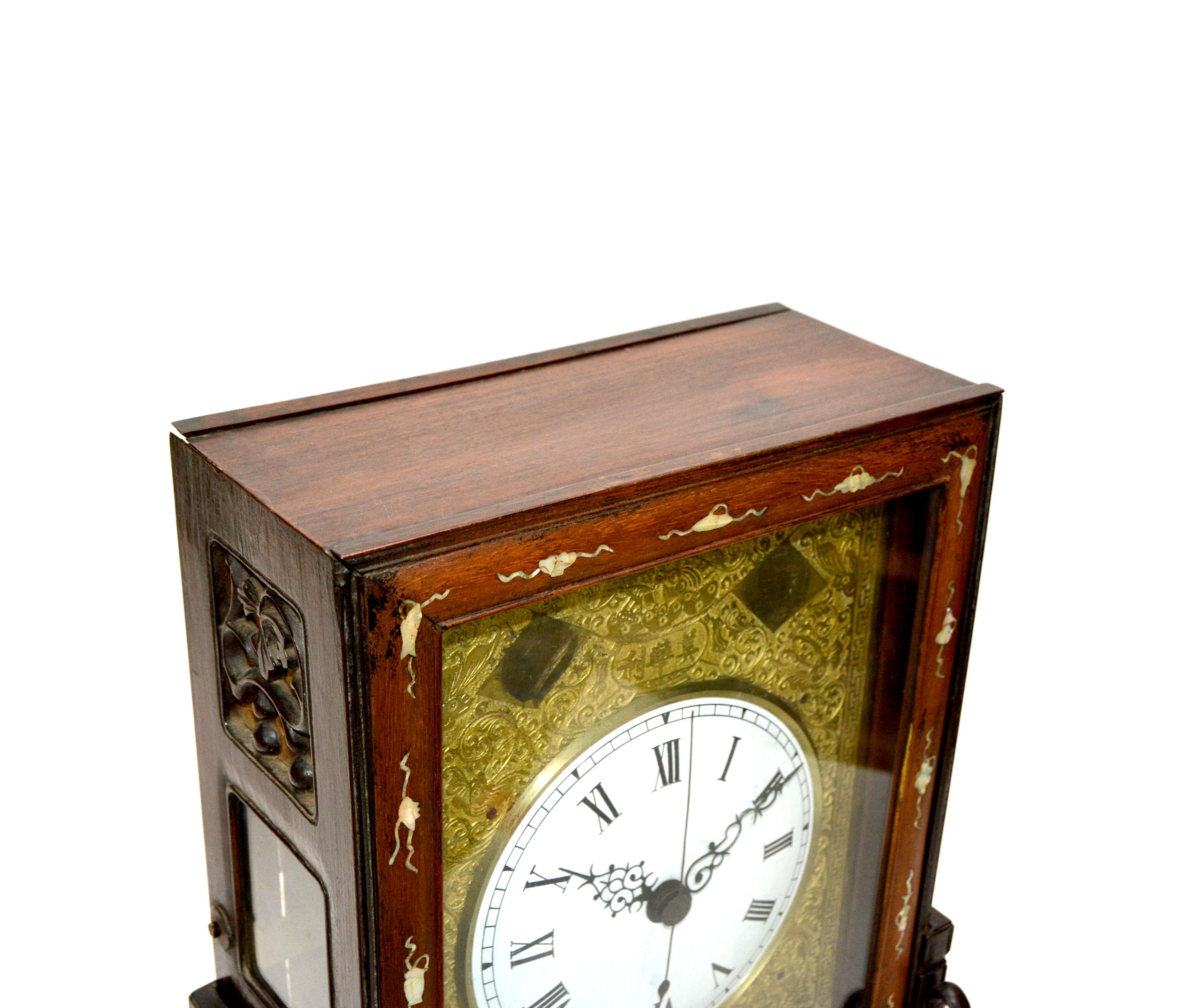 Horloge chinoise d'antiquités originale de 8 jours en bois de rose incrusté de nacre avec motif fusée en vente 1