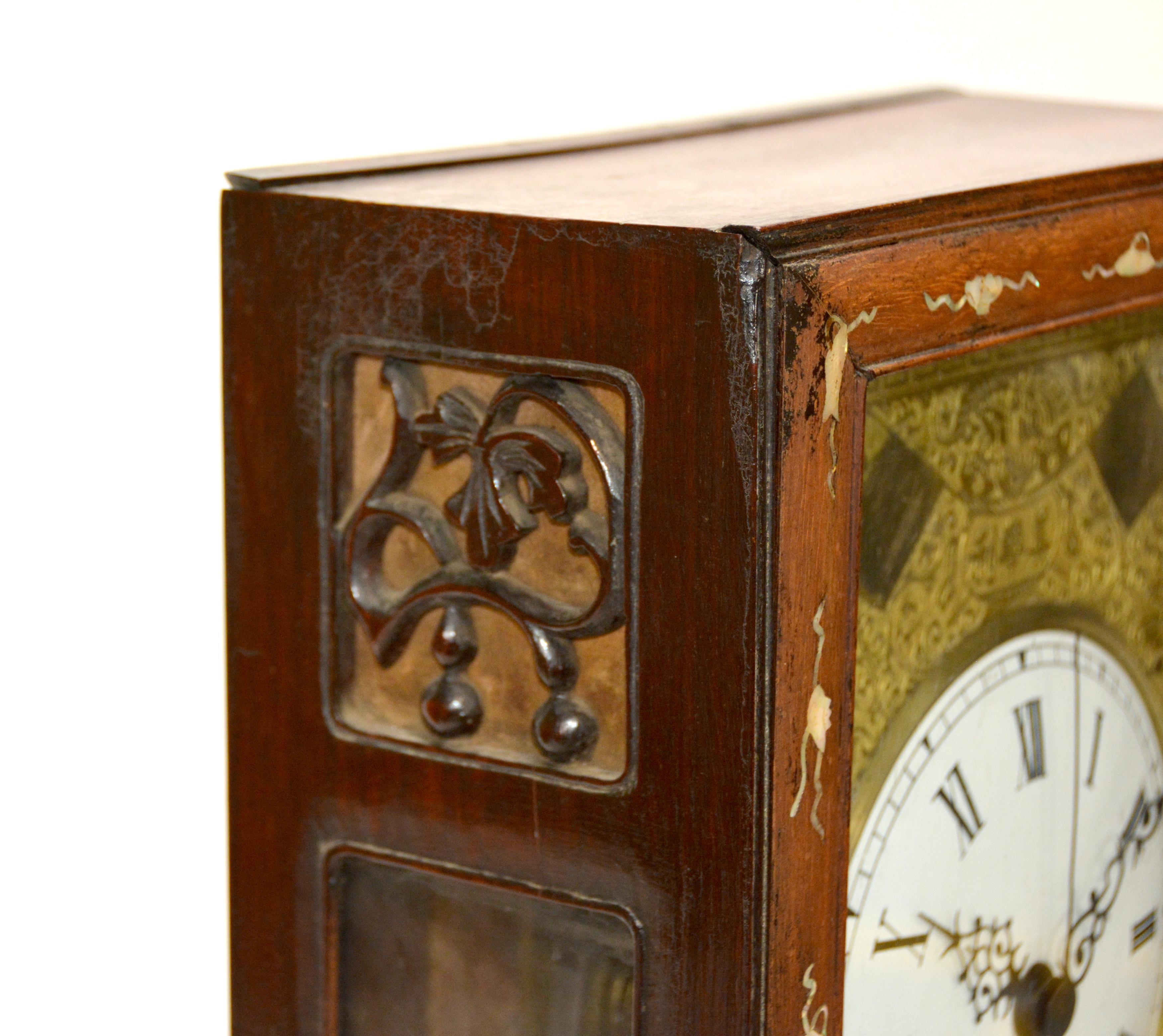 Horloge chinoise d'antiquités originale de 8 jours en bois de rose incrusté de nacre avec motif fusée en vente 2