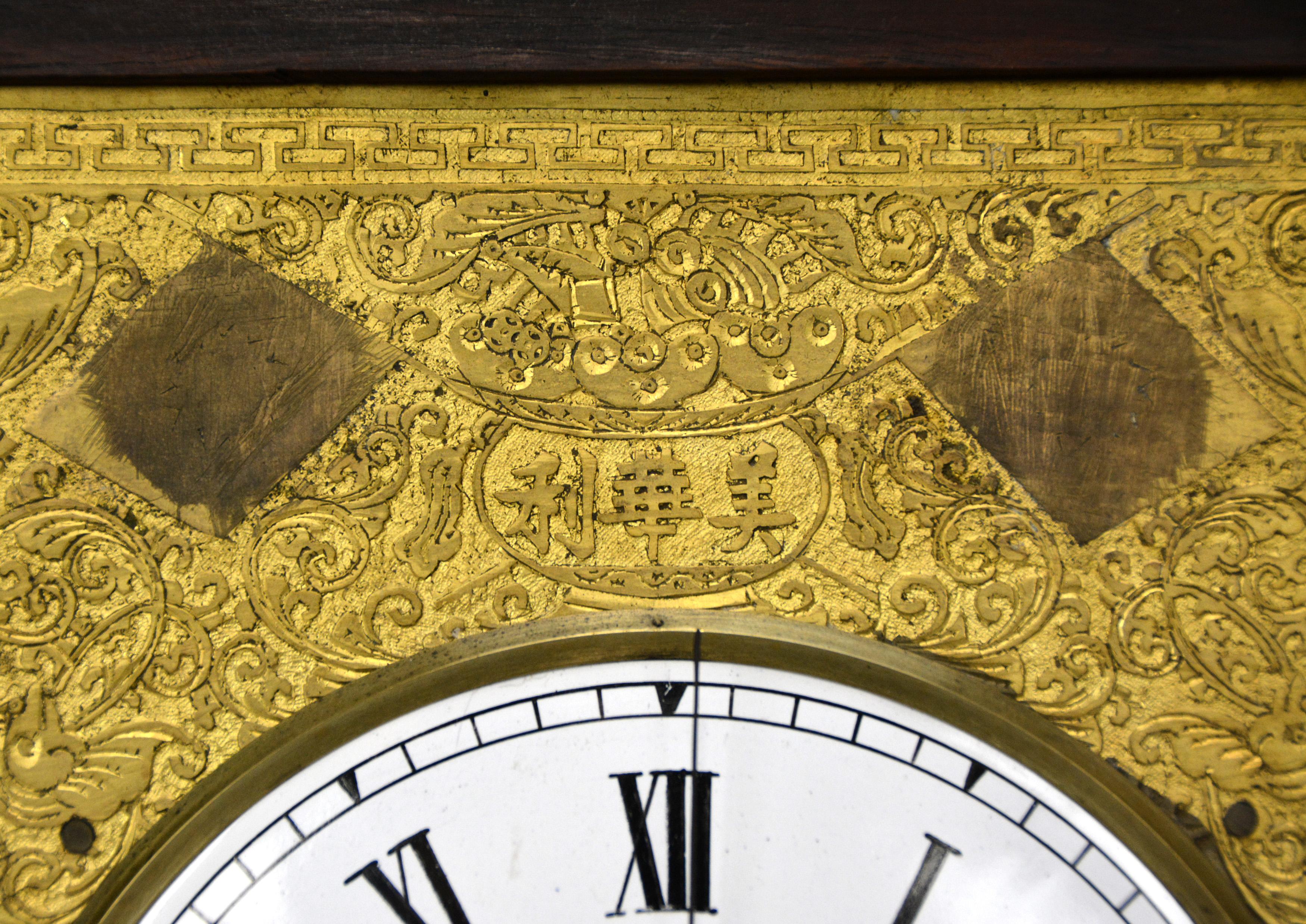 Horloge chinoise d'antiquités originale de 8 jours en bois de rose incrusté de nacre avec motif fusée en vente 3
