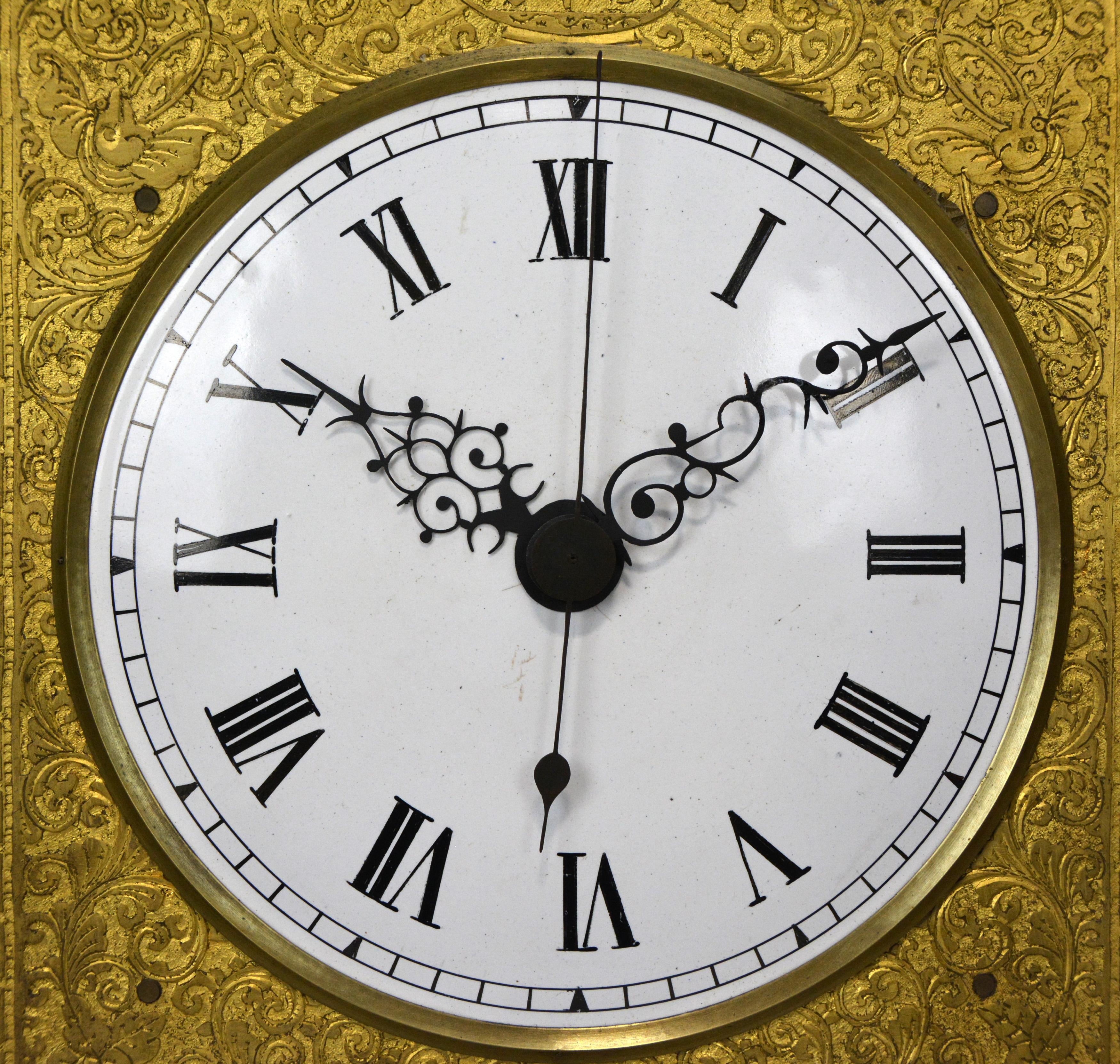 Horloge chinoise d'antiquités originale de 8 jours en bois de rose incrusté de nacre avec motif fusée en vente 4