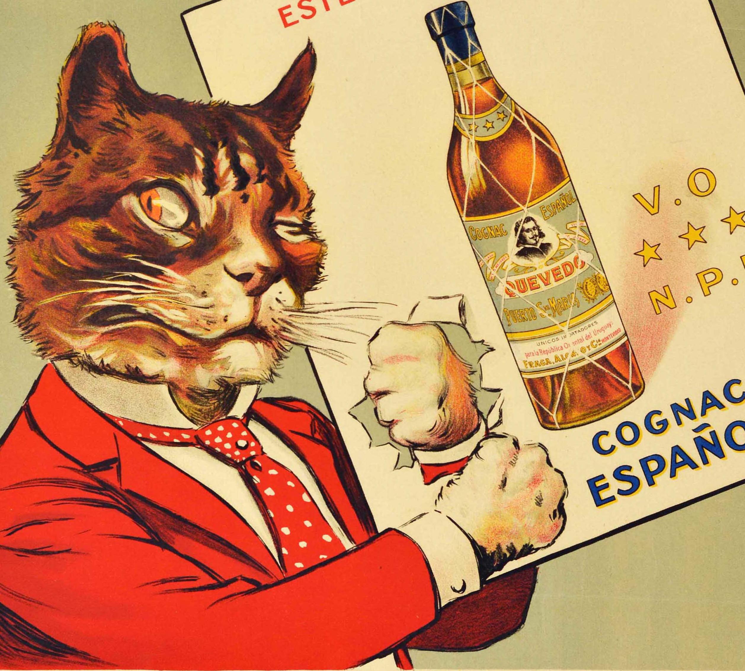 Affiche publicitaire originale et ancienne pour le Cognac Espanol Quevedo, représentant un chat élégant en costume rouge et cravate à pois rouges et blancs, qui fait un clin d'œil au spectateur alors qu'il perfore un papier montrant une bouteille de