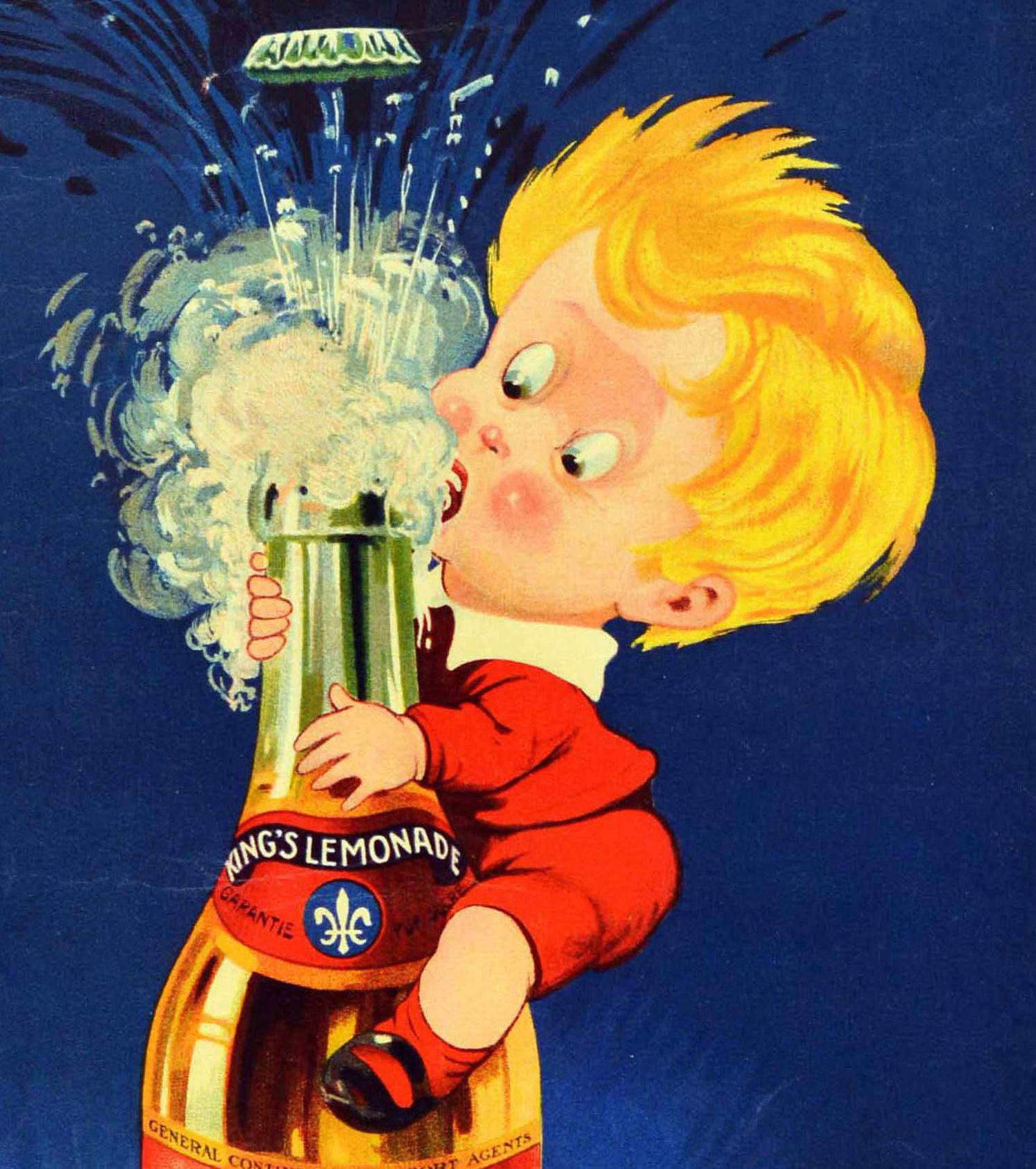 Affiche publicitaire originale et ancienne pour la limonade King's Lemonade, avec une illustration colorée et amusante d'un jeune garçon grimpant sur une grande bouteille pour boire la limonade alors que le couvercle se soulève et fait des bulles,