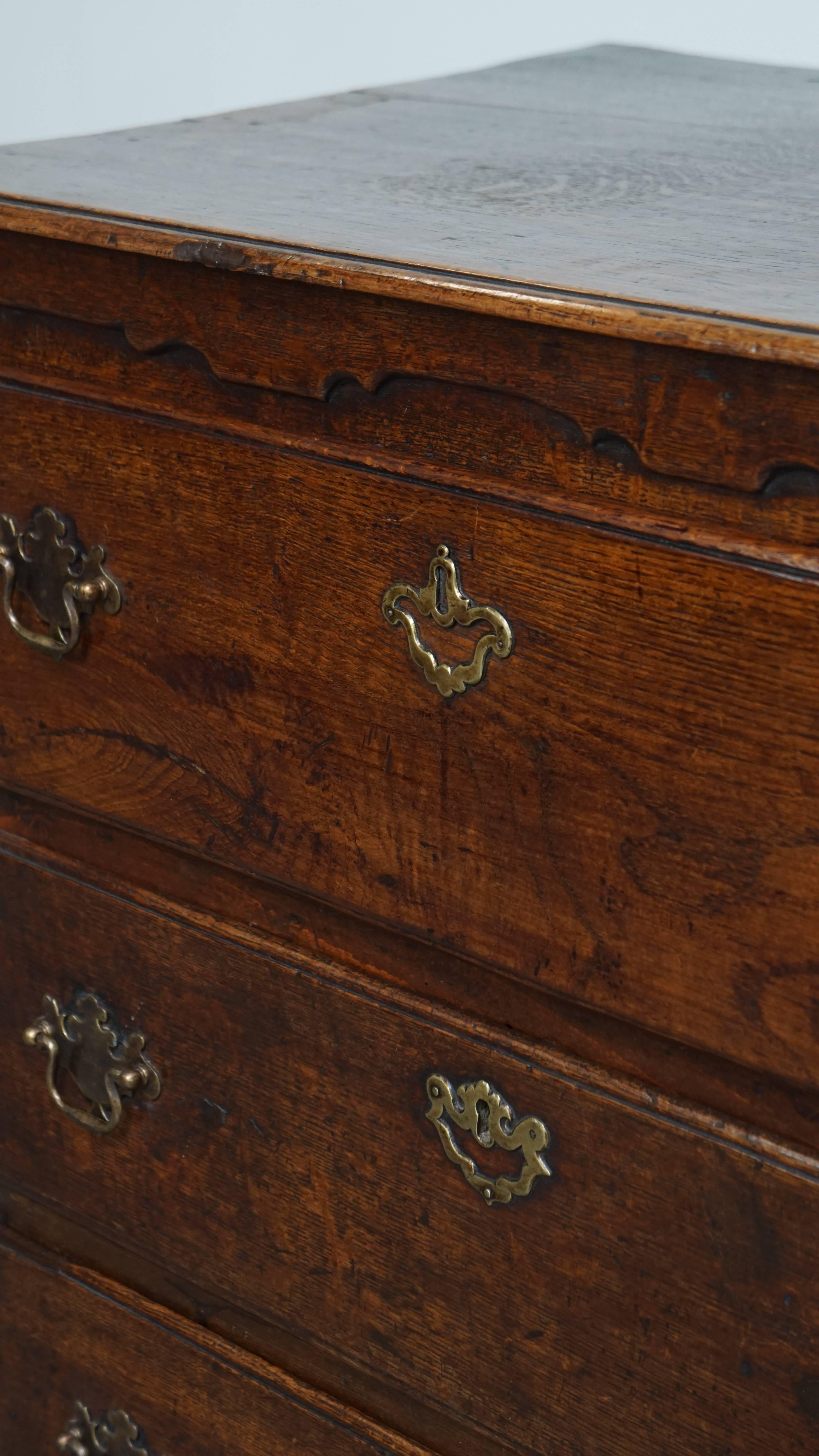 Commode anglaise d'origine du 18ème siècle avec 5 tiroirs en vente 3