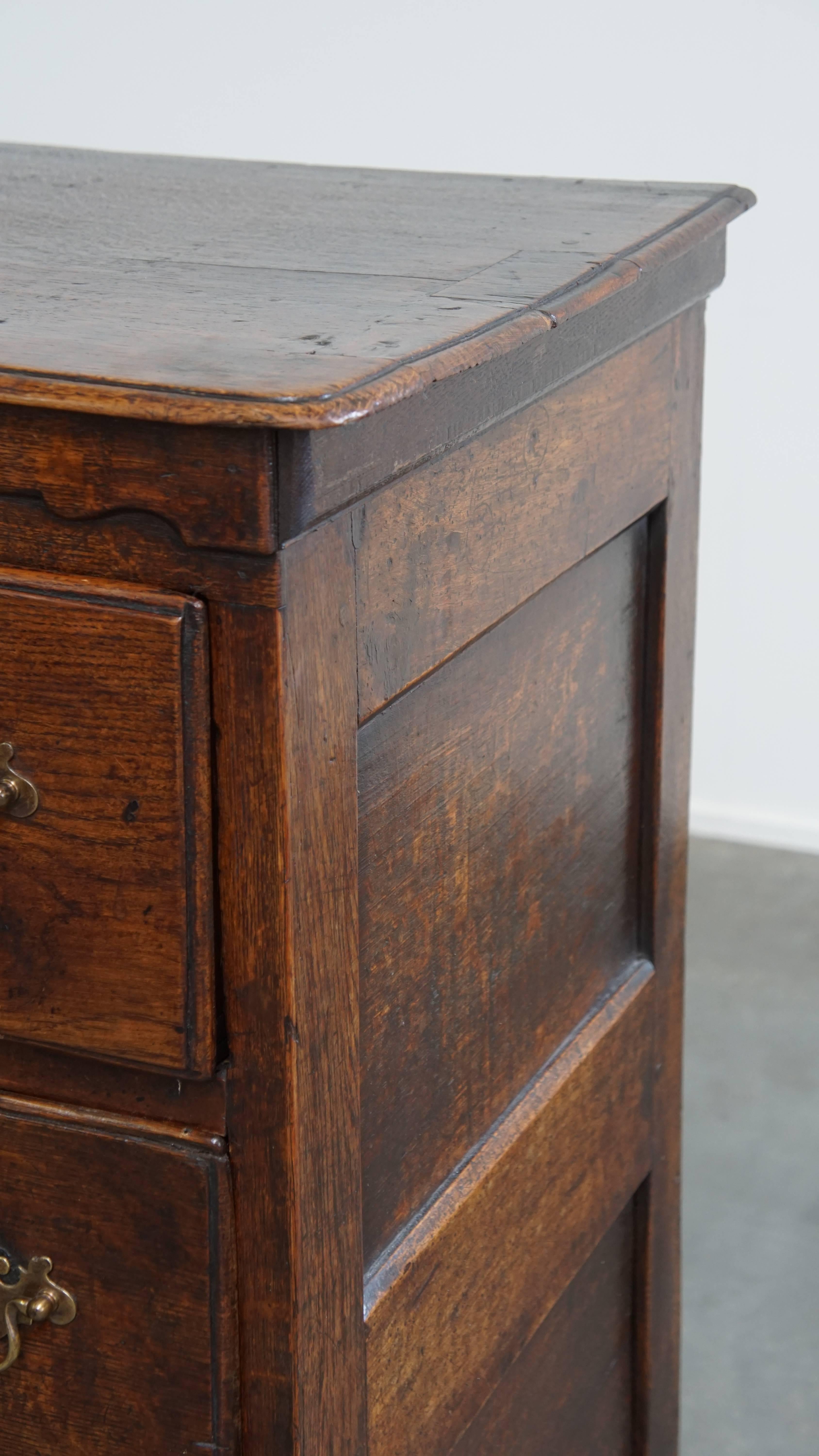 Commode anglaise d'origine du 18ème siècle avec 5 tiroirs en vente 4