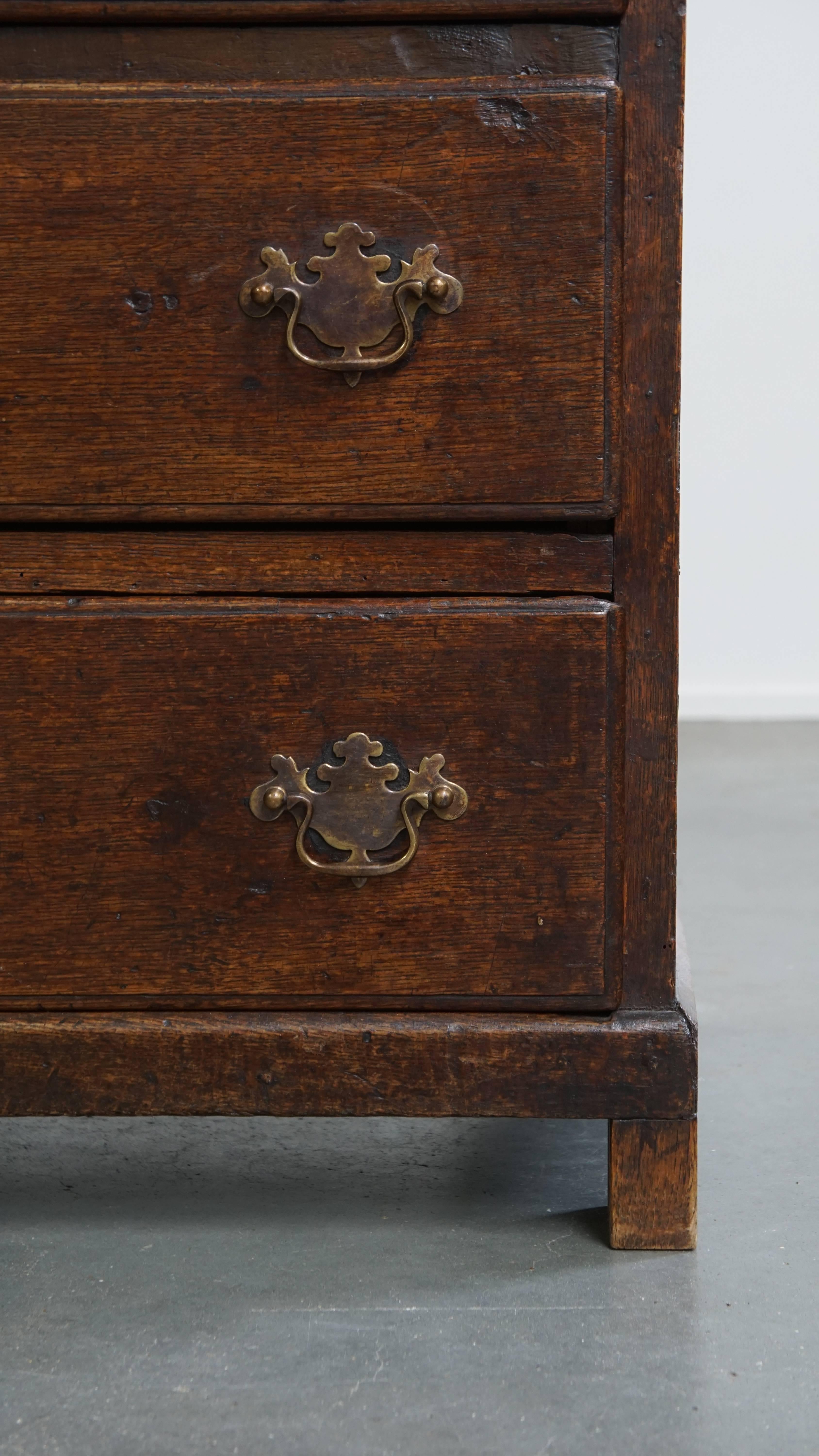Commode anglaise d'origine du 18ème siècle avec 5 tiroirs en vente 5