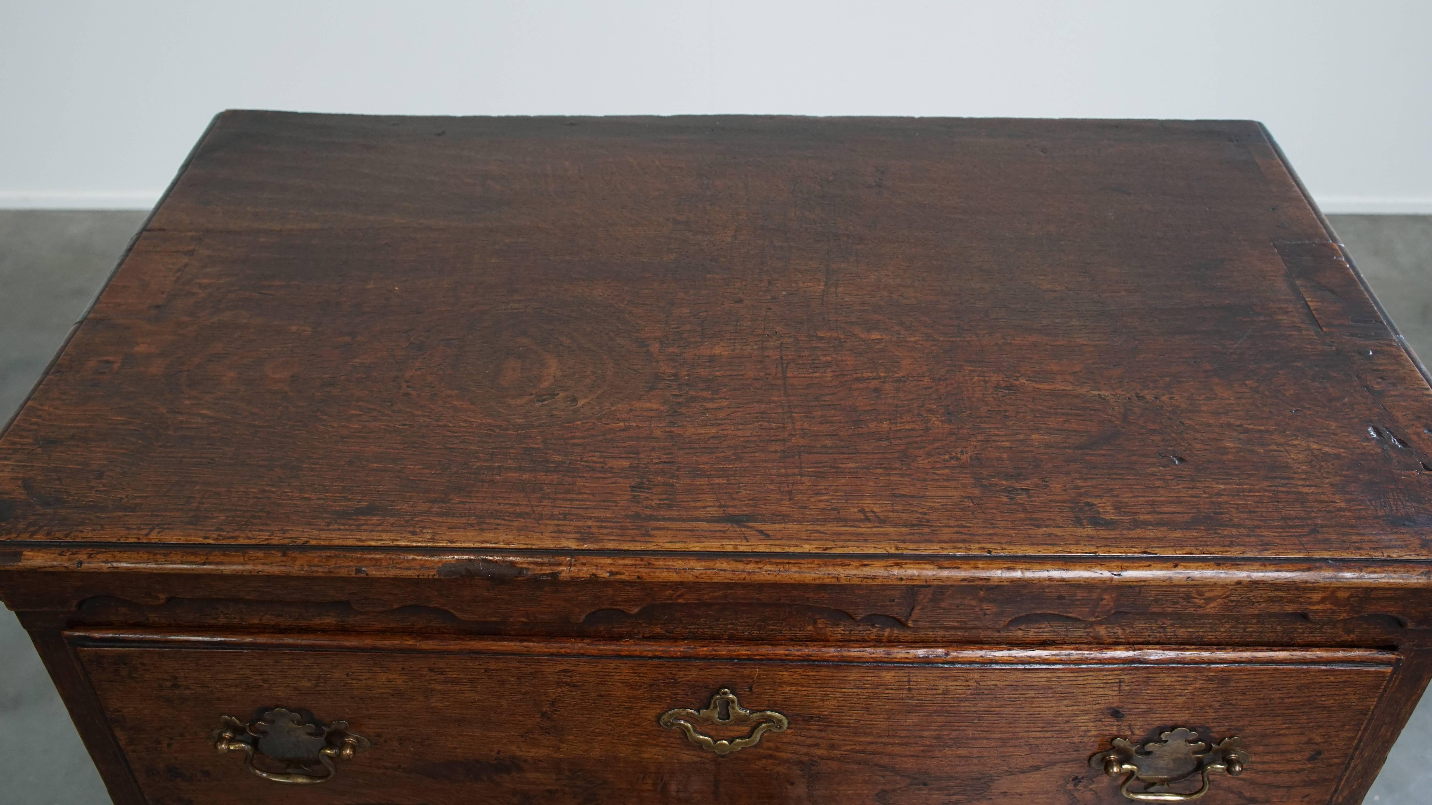 Commode anglaise d'origine du 18ème siècle avec 5 tiroirs en vente 6