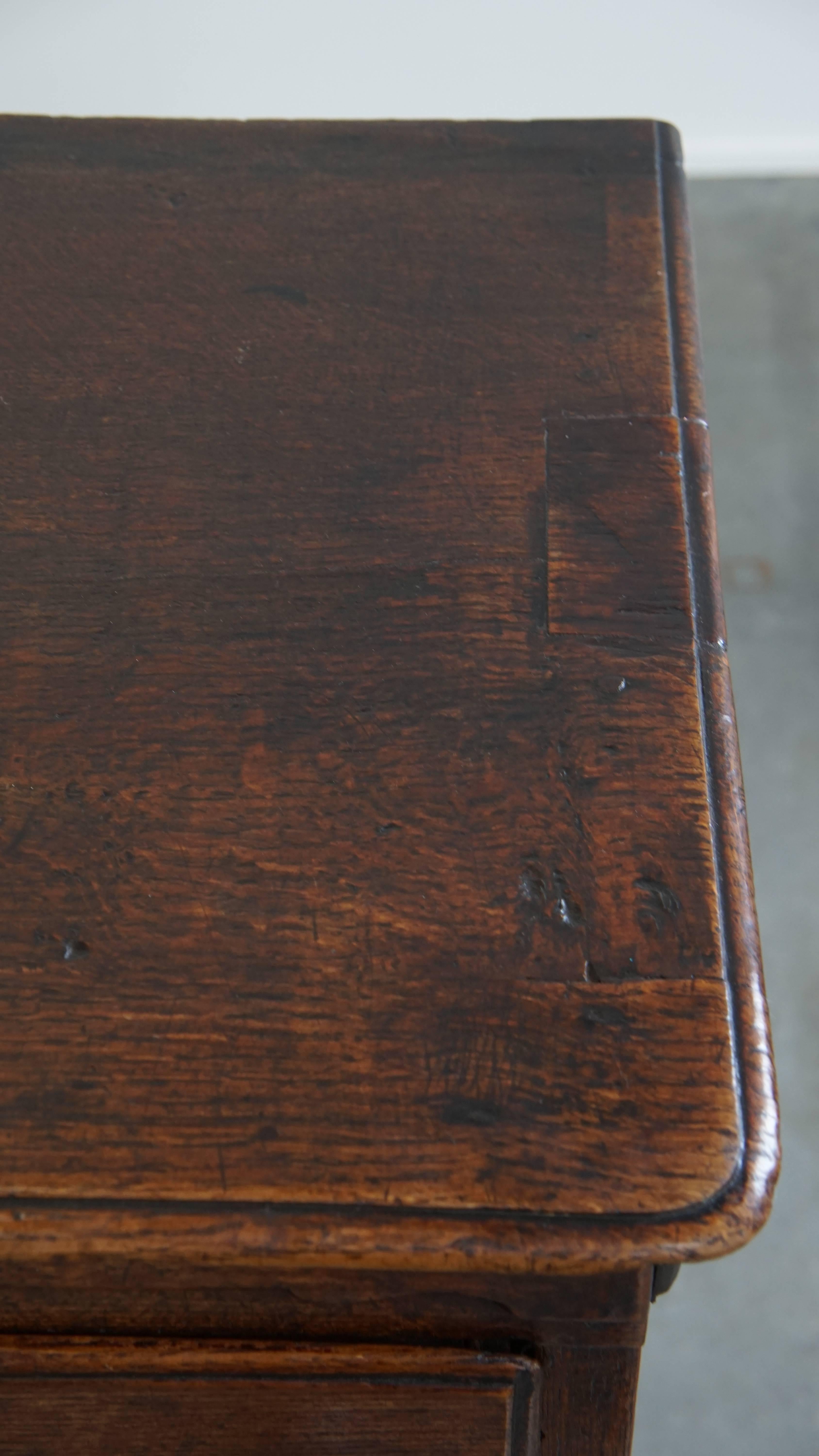 Commode anglaise d'origine du 18ème siècle avec 5 tiroirs en vente 7
