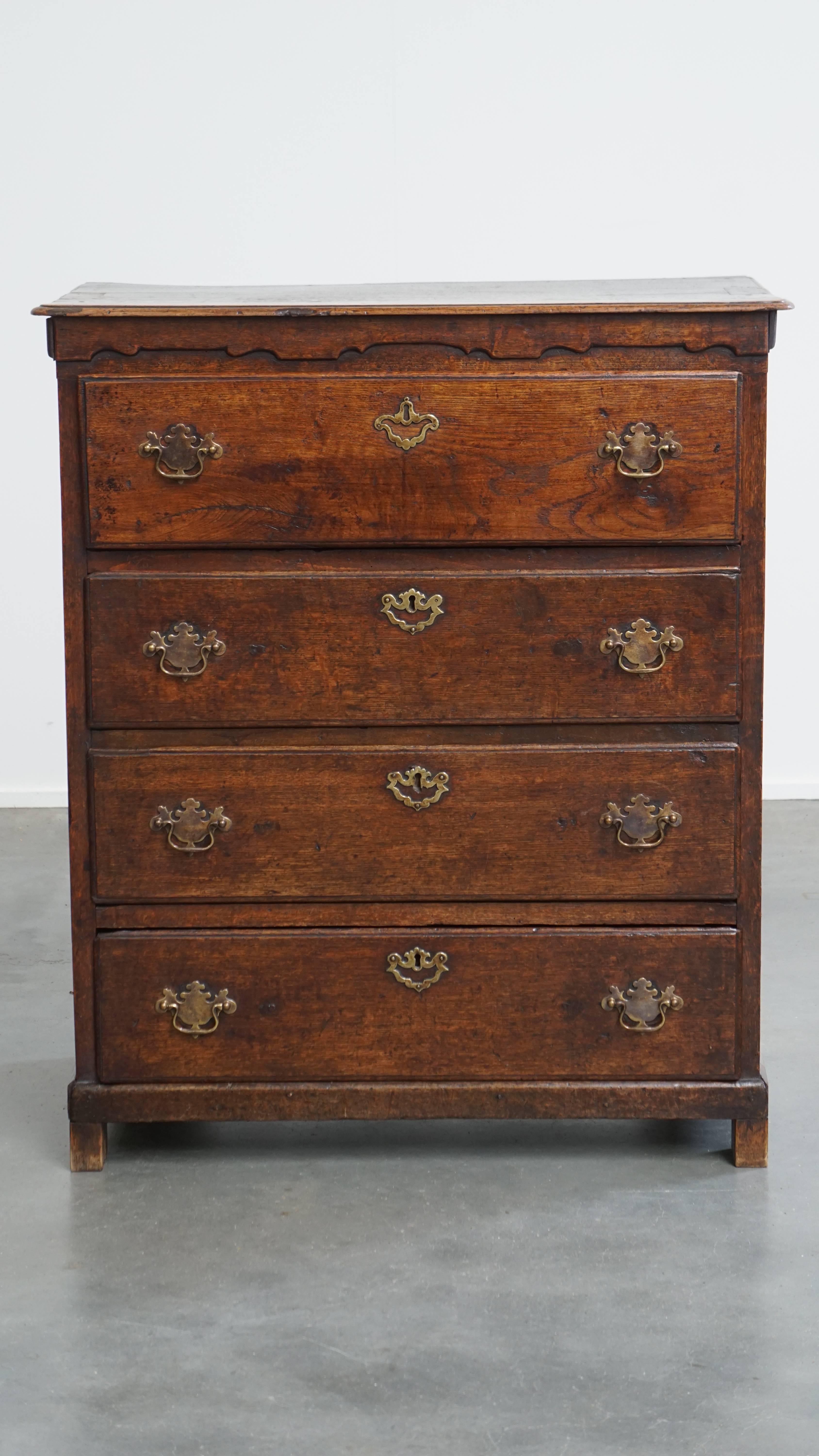 Nous vous proposons cette magnifique commode anglaise du XVIIIe siècle, avec cinq tiroirs et de jolis détails. 

Ce superbe coffre anglais ancien date du XVIIIe siècle et présente de magnifiques caractéristiques d'origine. Il est équipé de cinq