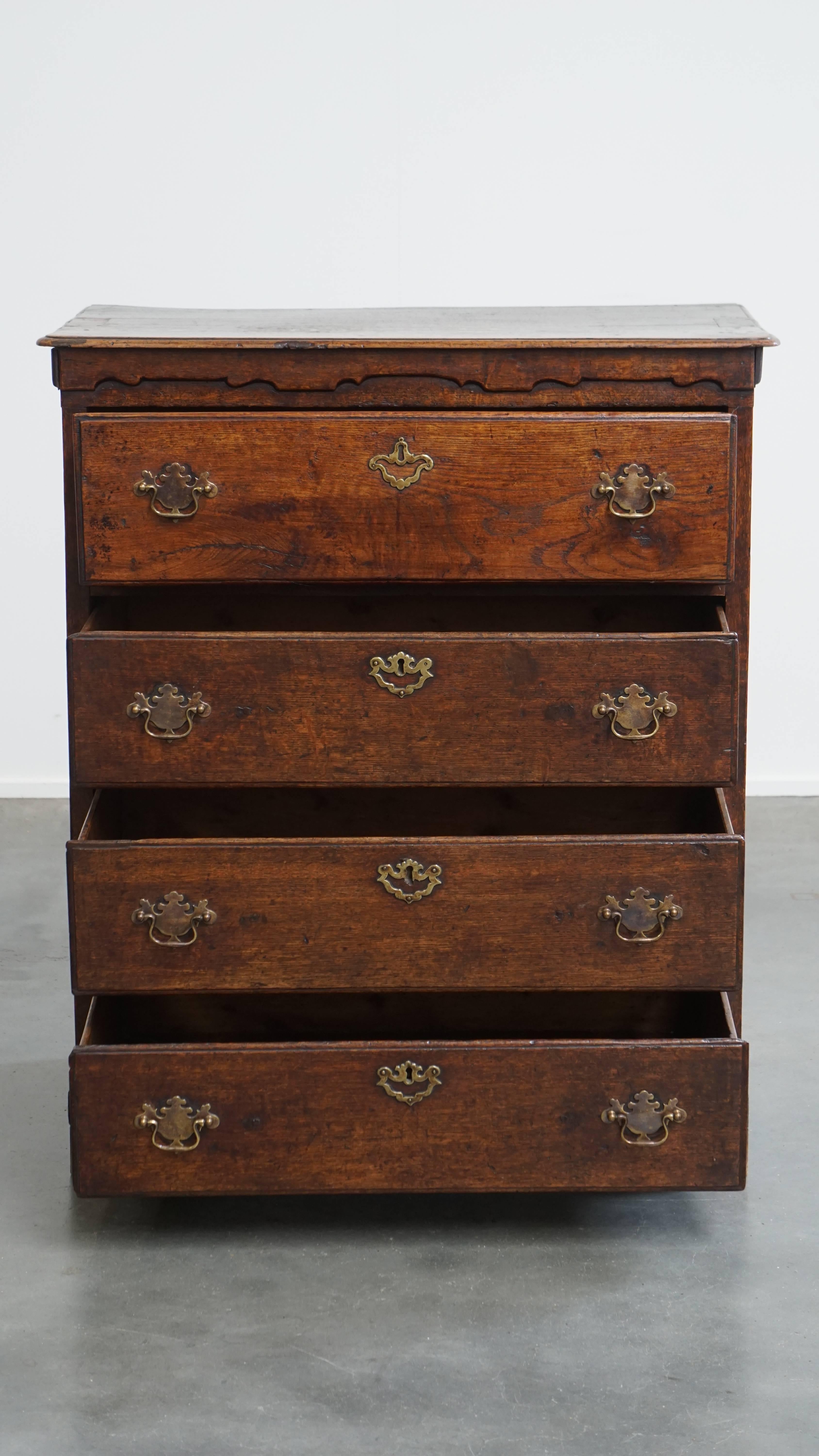 Romain classique Commode anglaise d'origine du 18ème siècle avec 5 tiroirs en vente