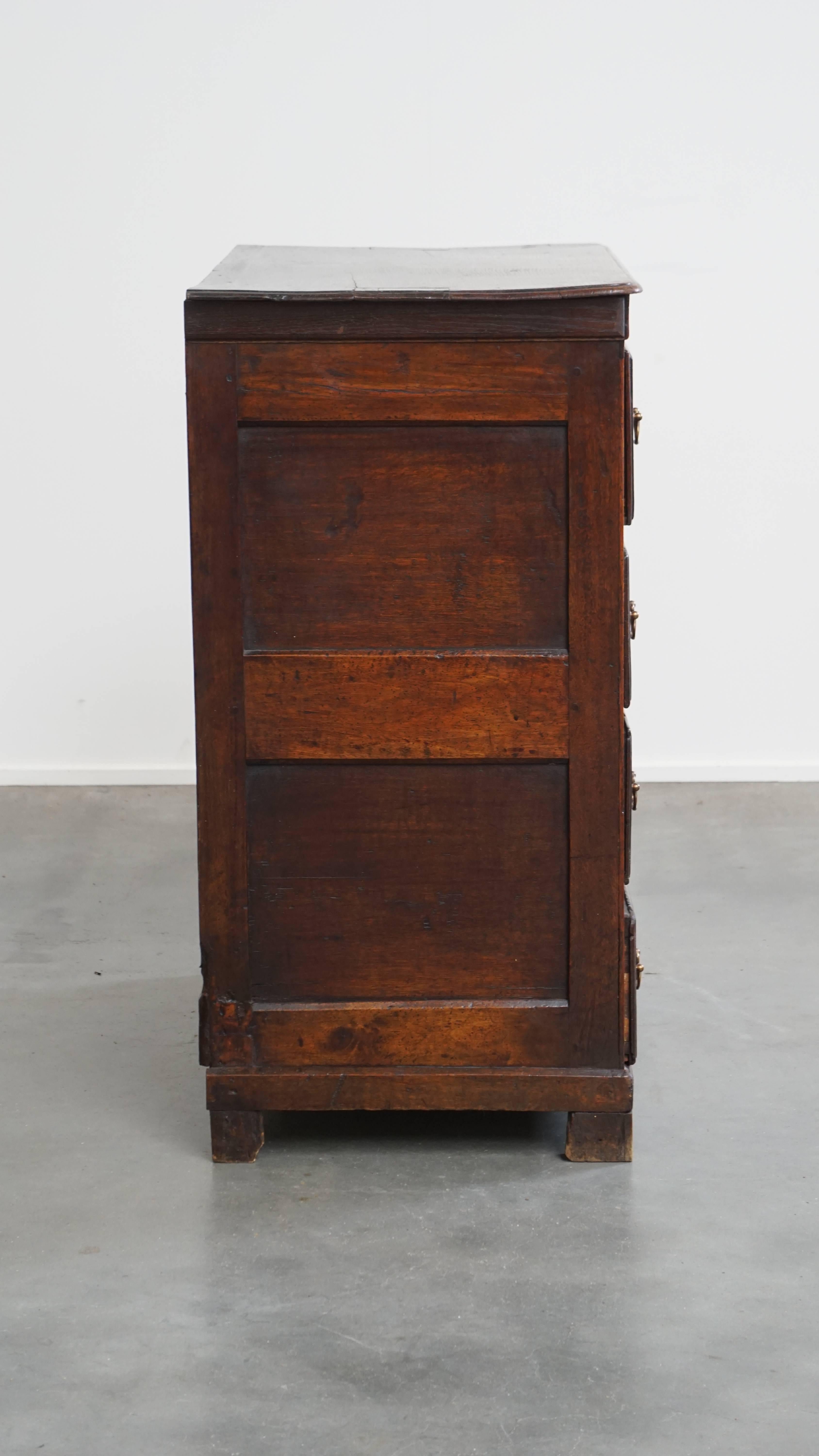 Fait main Commode anglaise d'origine du 18ème siècle avec 5 tiroirs en vente