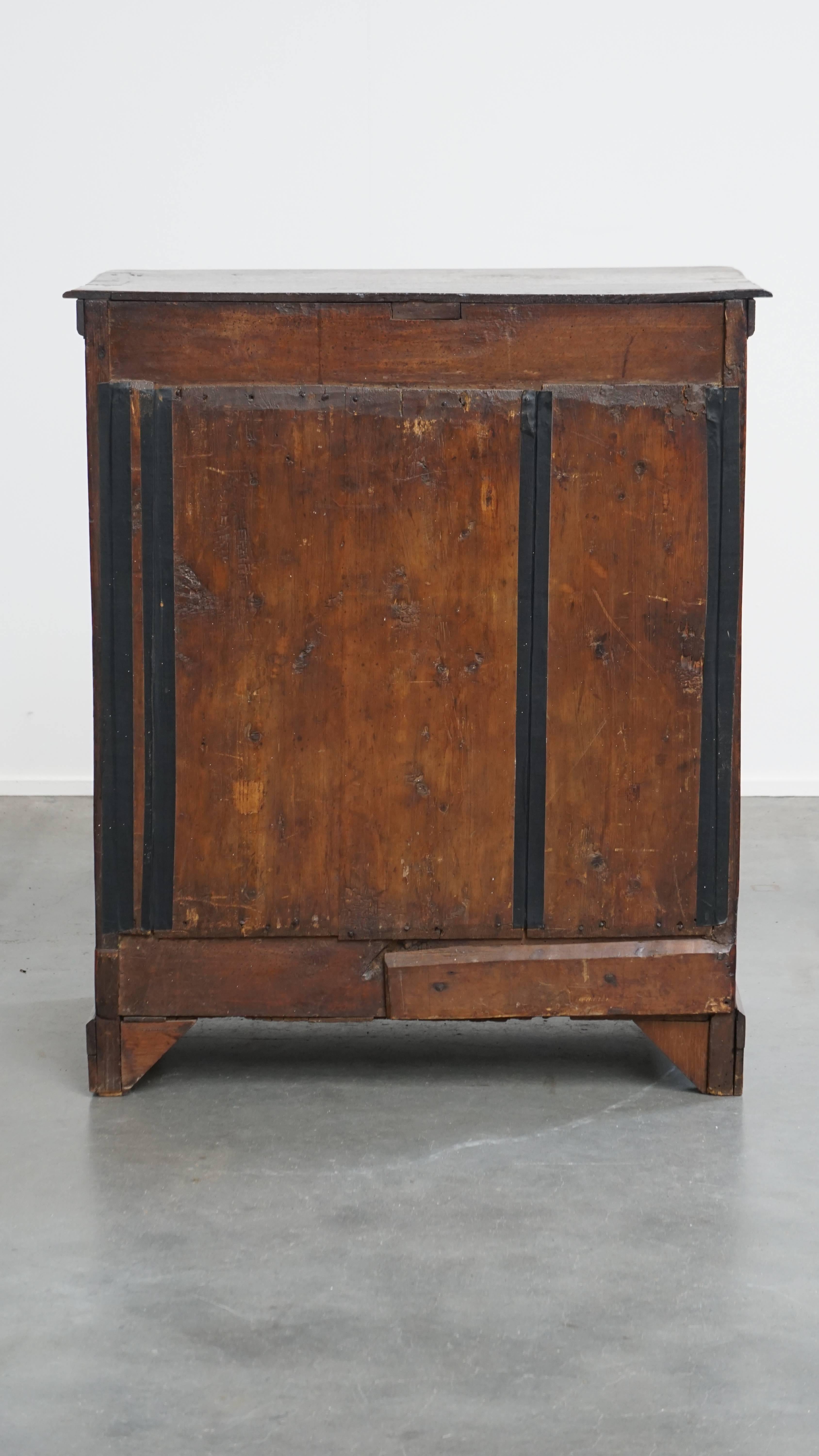 Commode anglaise d'origine du 18ème siècle avec 5 tiroirs État moyen - En vente à Harderwijk, NL