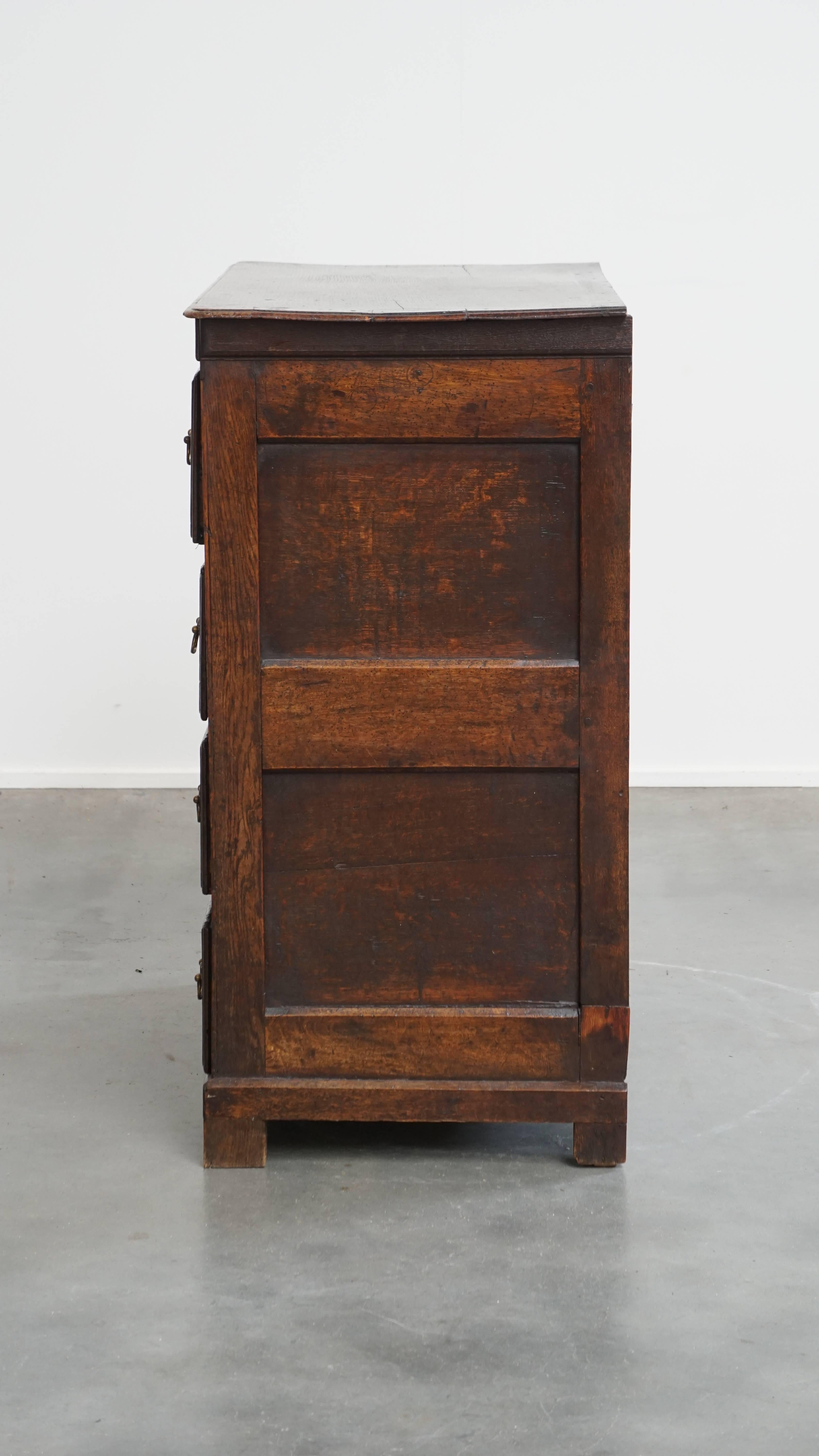 XVIIIe siècle et antérieur Commode anglaise d'origine du 18ème siècle avec 5 tiroirs en vente