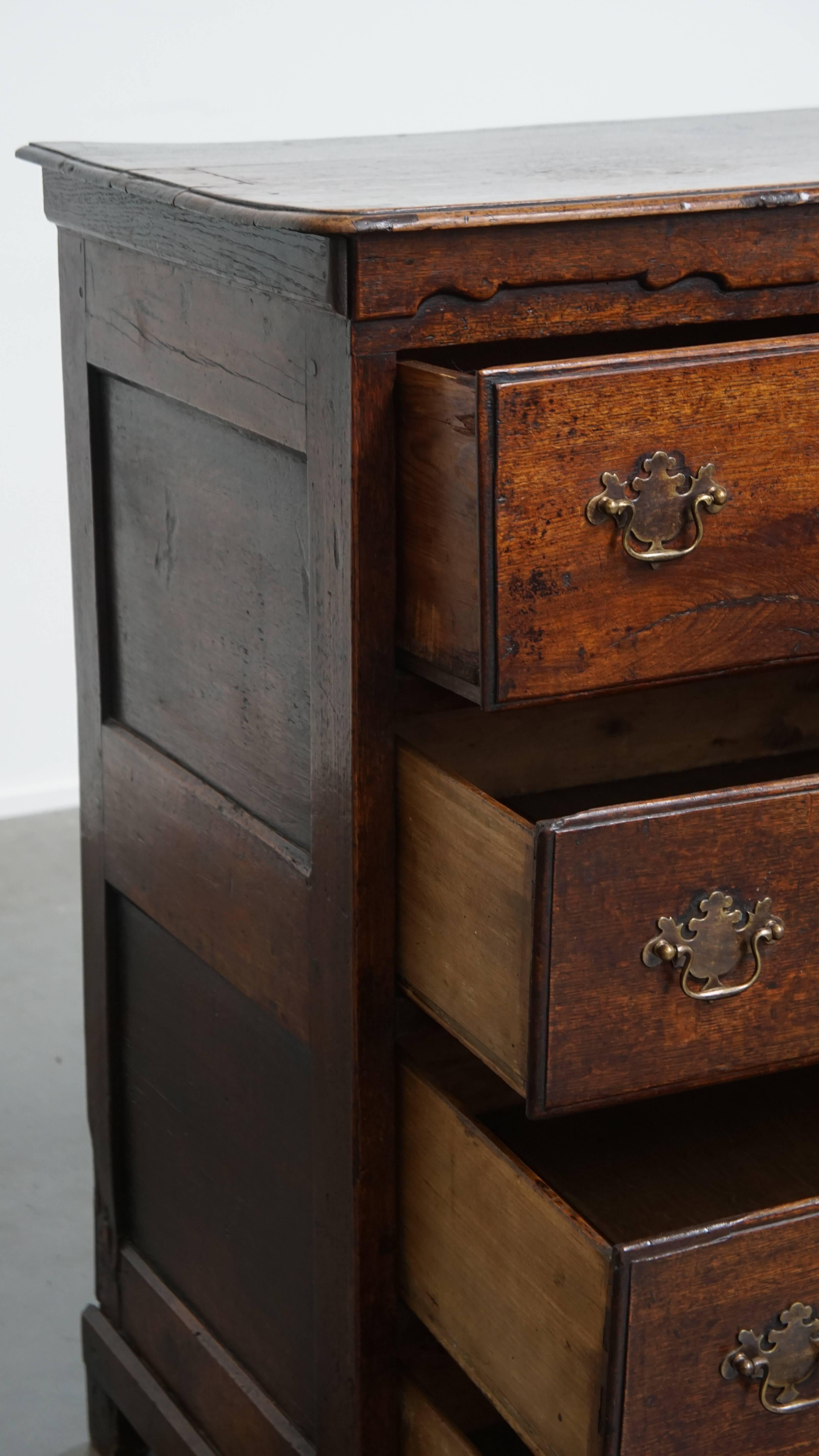 Bois Commode anglaise d'origine du 18ème siècle avec 5 tiroirs en vente
