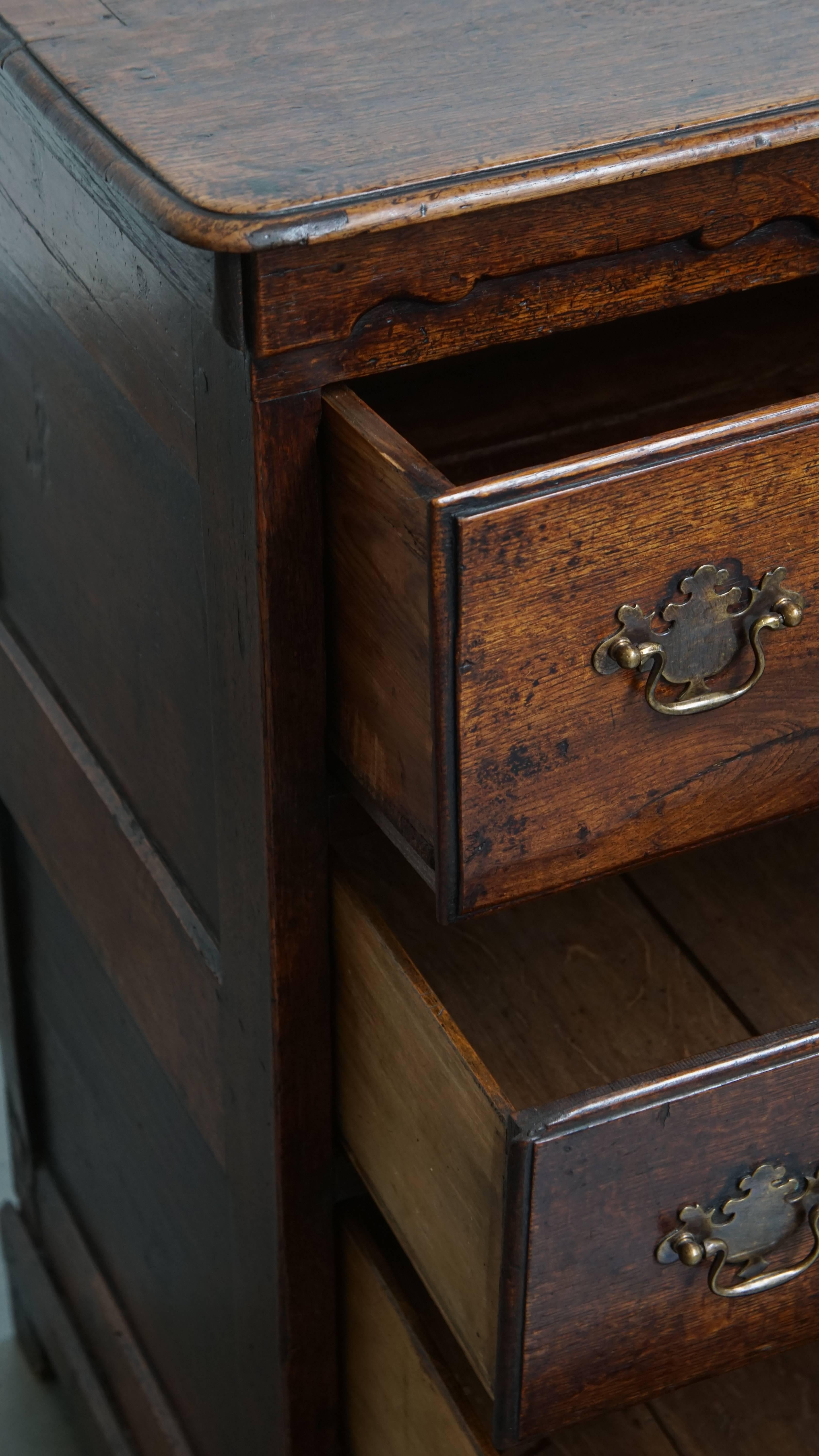 Commode anglaise d'origine du 18ème siècle avec 5 tiroirs en vente 1