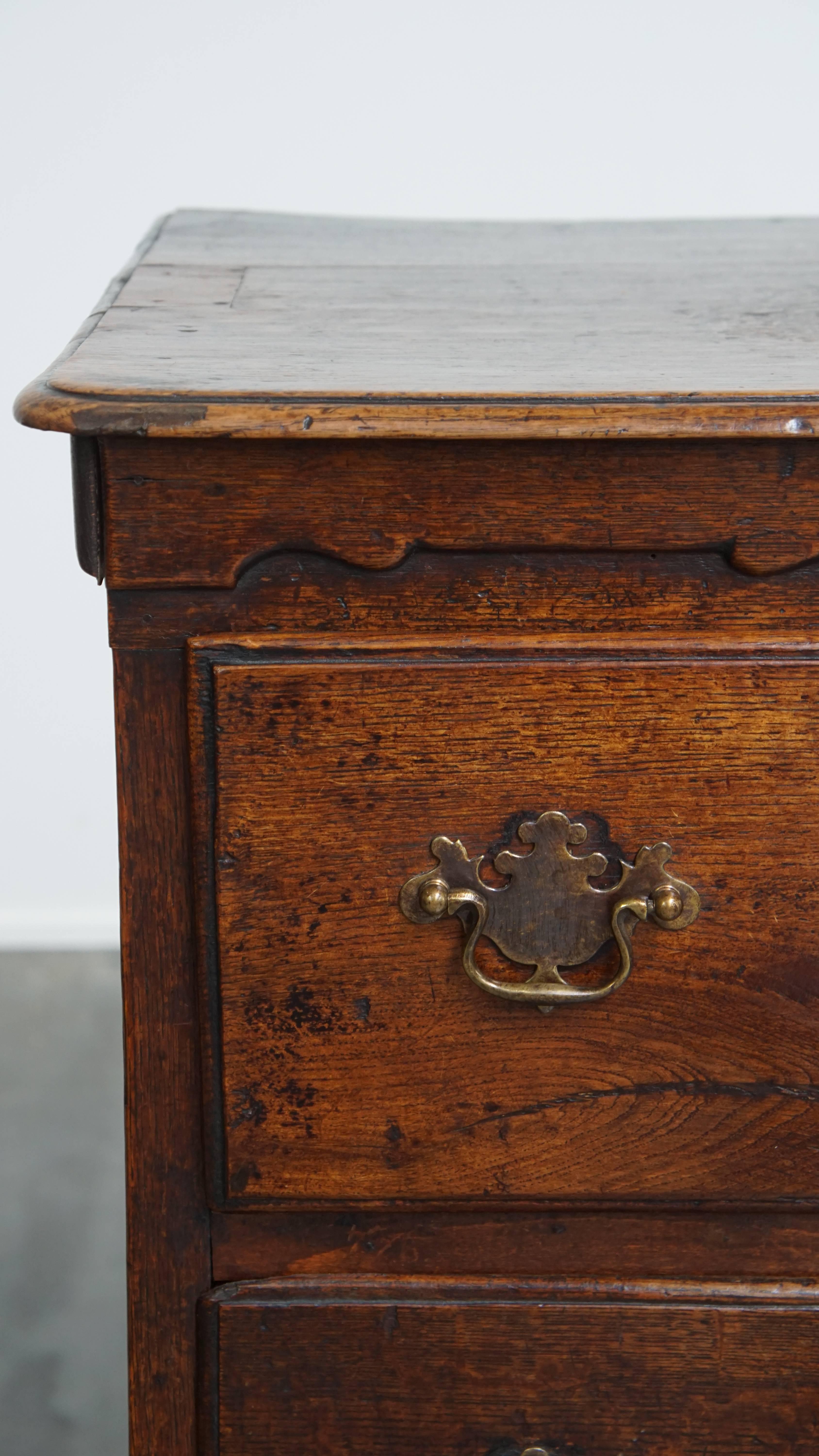 Commode anglaise d'origine du 18ème siècle avec 5 tiroirs en vente 2