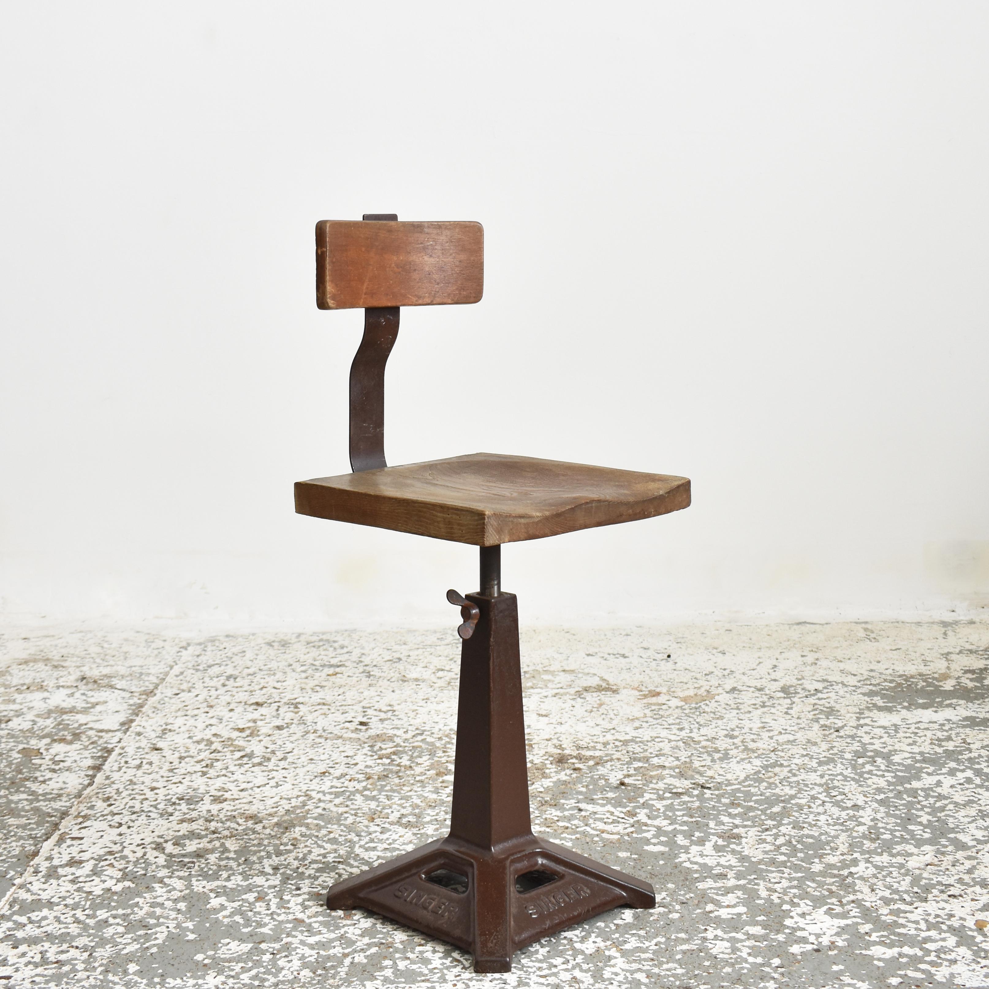 Moulage Original Antique English Vintage Singer Desk Swivel Chair en vente