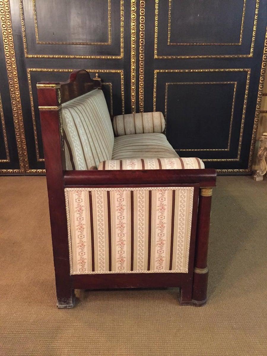 Originales antikes französisches Empire-Sofa aus Mahagonifurnier mit Säulen im Zustand „Gut“ im Angebot in Berlin, DE