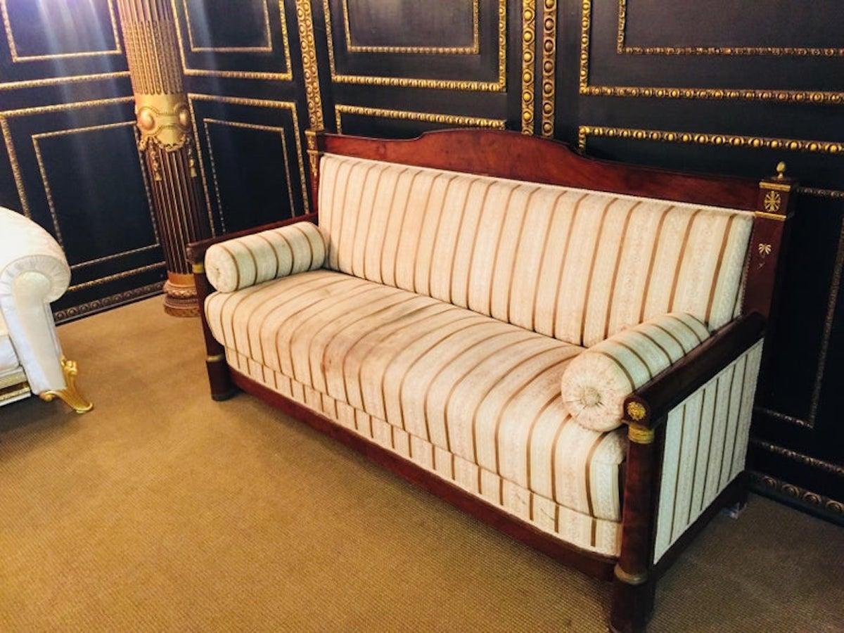 Originales antikes französisches Empire-Sofa aus Mahagonifurnier mit Säulen (Holz) im Angebot