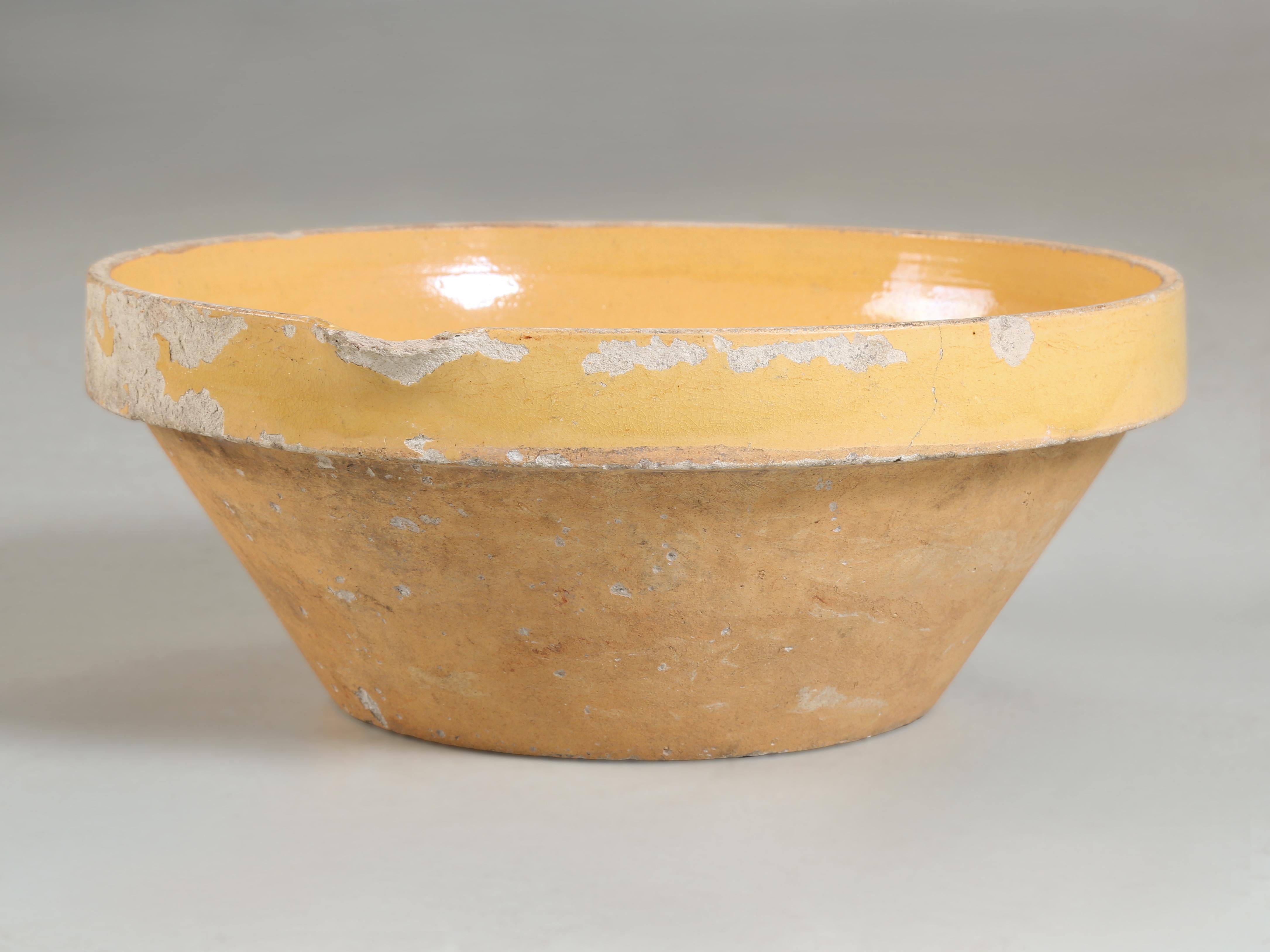 Antiguo cuenco mezclador francés de terracota que los franceses denominan cuenco Tian. La palabra Tian procede del griego antiguo 