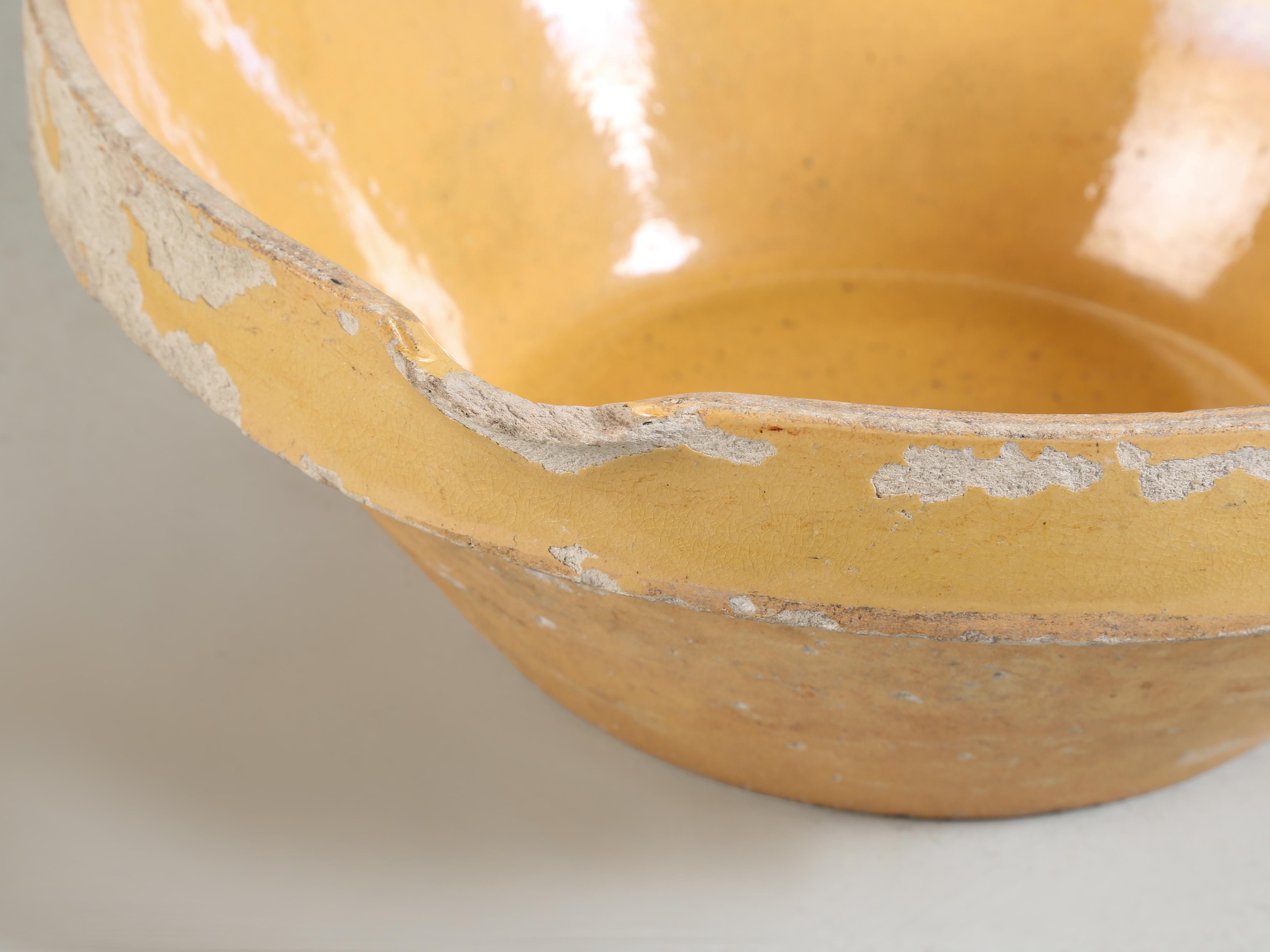 Antiguo cuenco original francés de terracota vidriada De campo en venta
