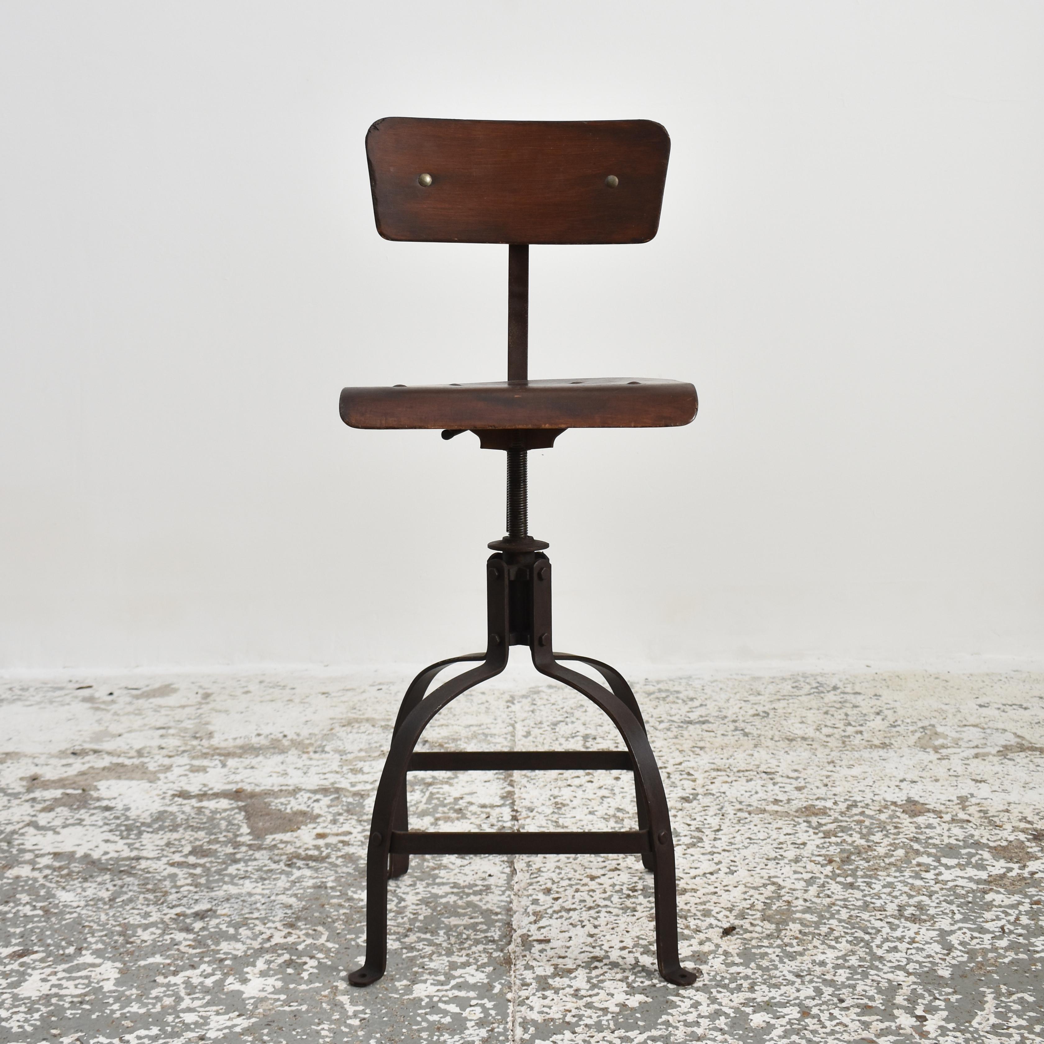 Original französischer Bienaise-Stuhl Modell 204 - E

Ein original Bienaise Industriestuhl. Ein klassisches französisches Industriedesign der 1940er Jahre, hergestellt von den Gebrüdern Nelson - Modell Nr. 204. Dieser Stuhl wäre in der Mitte des
