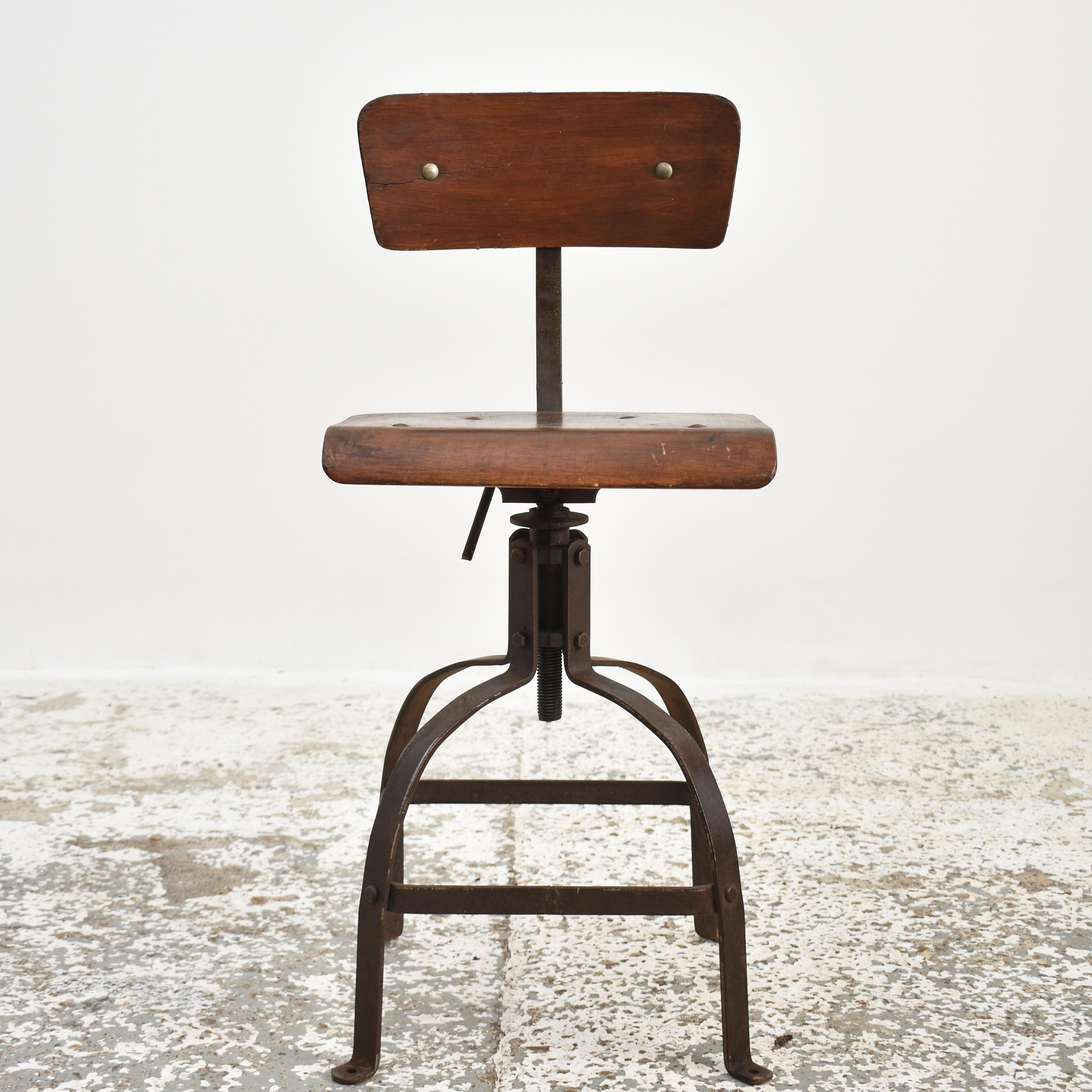 Original französischer Bienaise-Stuhl Modell 204 - D

Ein original Bienaise Industriestuhl. Ein klassisches französisches Industriedesign der 1940er Jahre, hergestellt von den Gebrüdern Nelson - Modell Nr. 204. Dieser Stuhl wäre in der Mitte des
