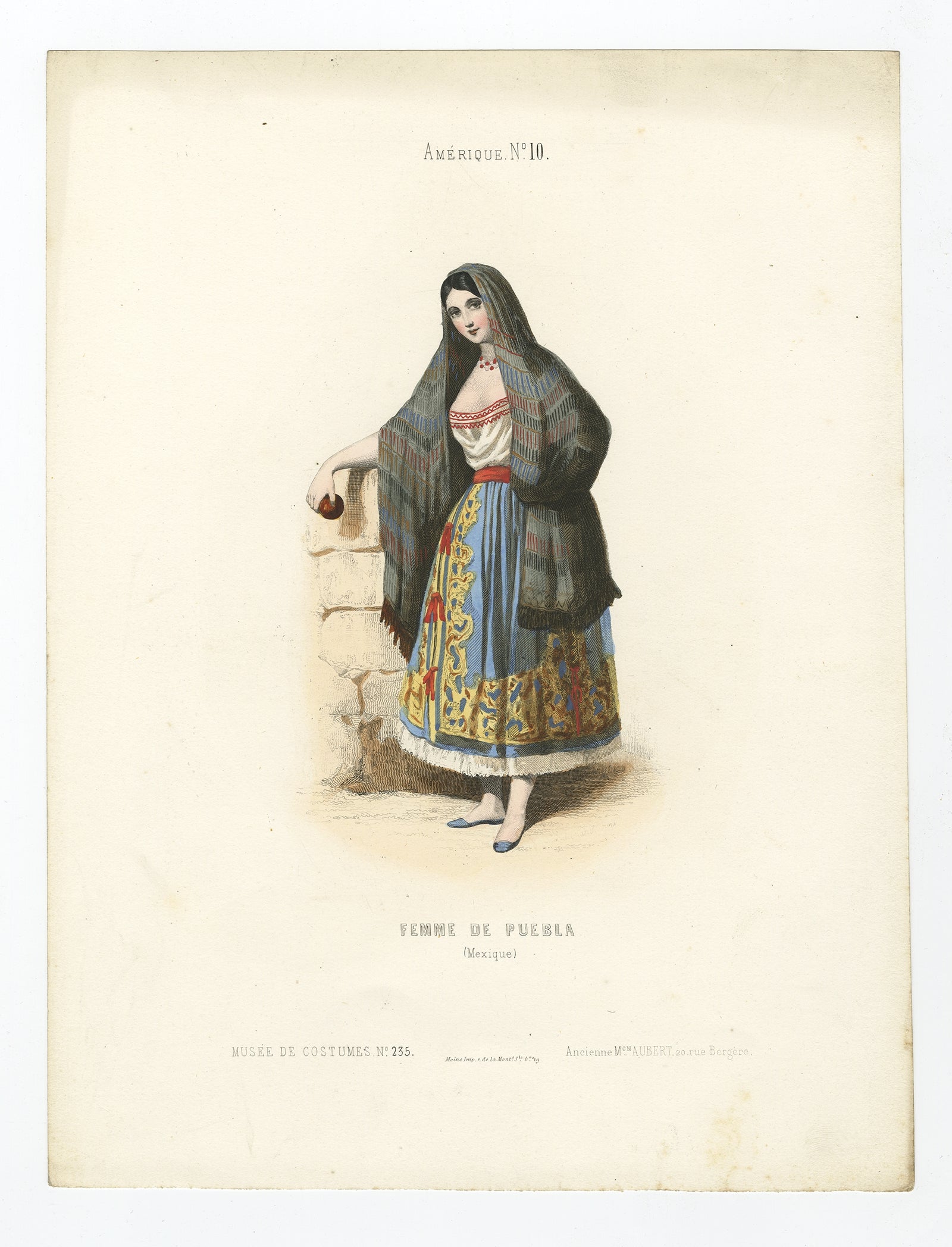 Antique costume print titled 'Femme de Puebla'. 

Old print depicting a woman from Puebla, Mexico. This print originates from 'Costumes Moderne (Musée de Costumes). 

Artists and Engravers: Published in Paris: Ancienne Maison Aubert.