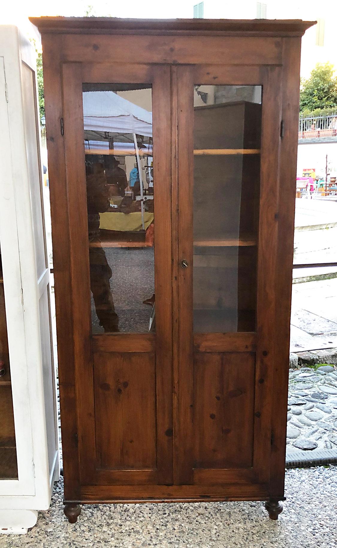 Original antique Italian fir showcase with two doors from 1880, with internal shelves, wax finished.

The width without frame is 88cm.
The transport quote for the USA and Canada is customized according to the destination, make the request with zip