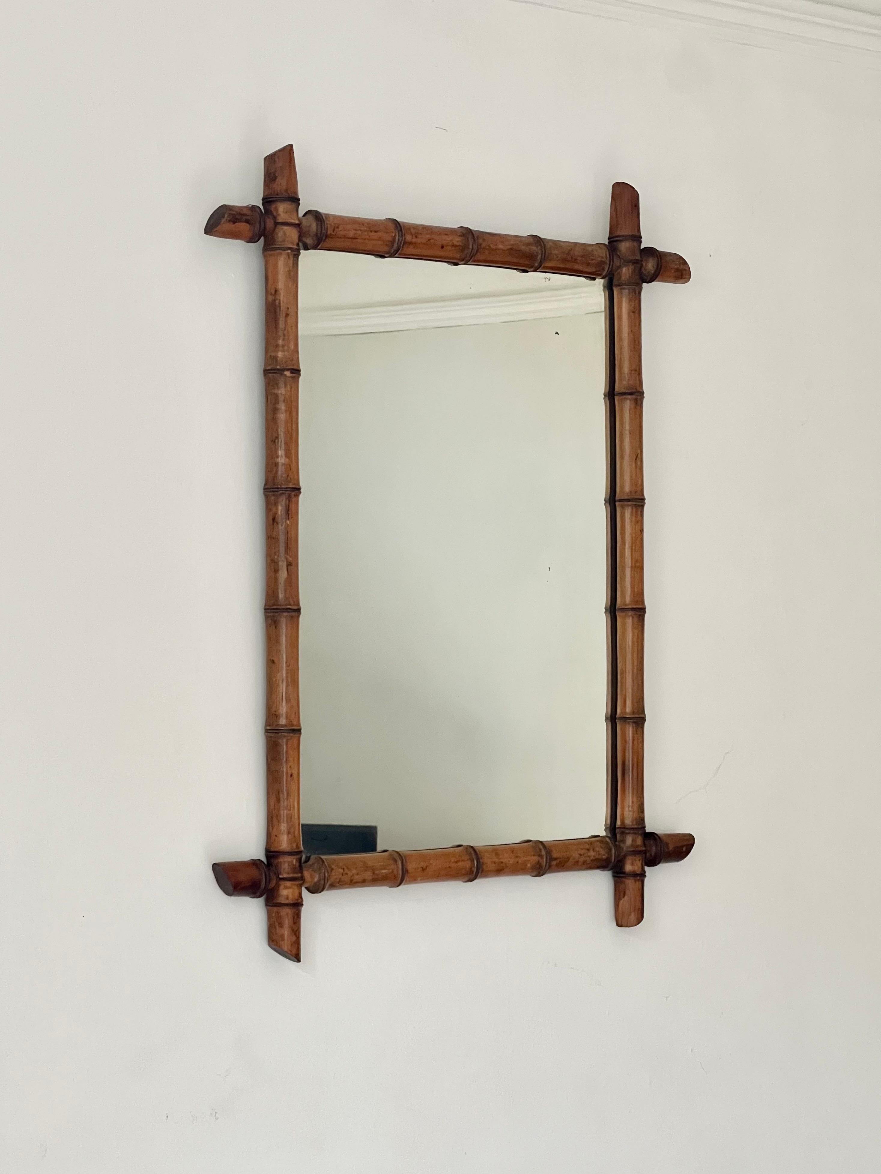 Miroir ancien de bonne taille provenant de France, début du 20e siècle.

Cadre en bois tourné en faux bambou avec un joli ton de bois vieilli.

Plaque de miroir épaisse d'origine avec de légères rousseurs donnant au miroir un magnifique aspect