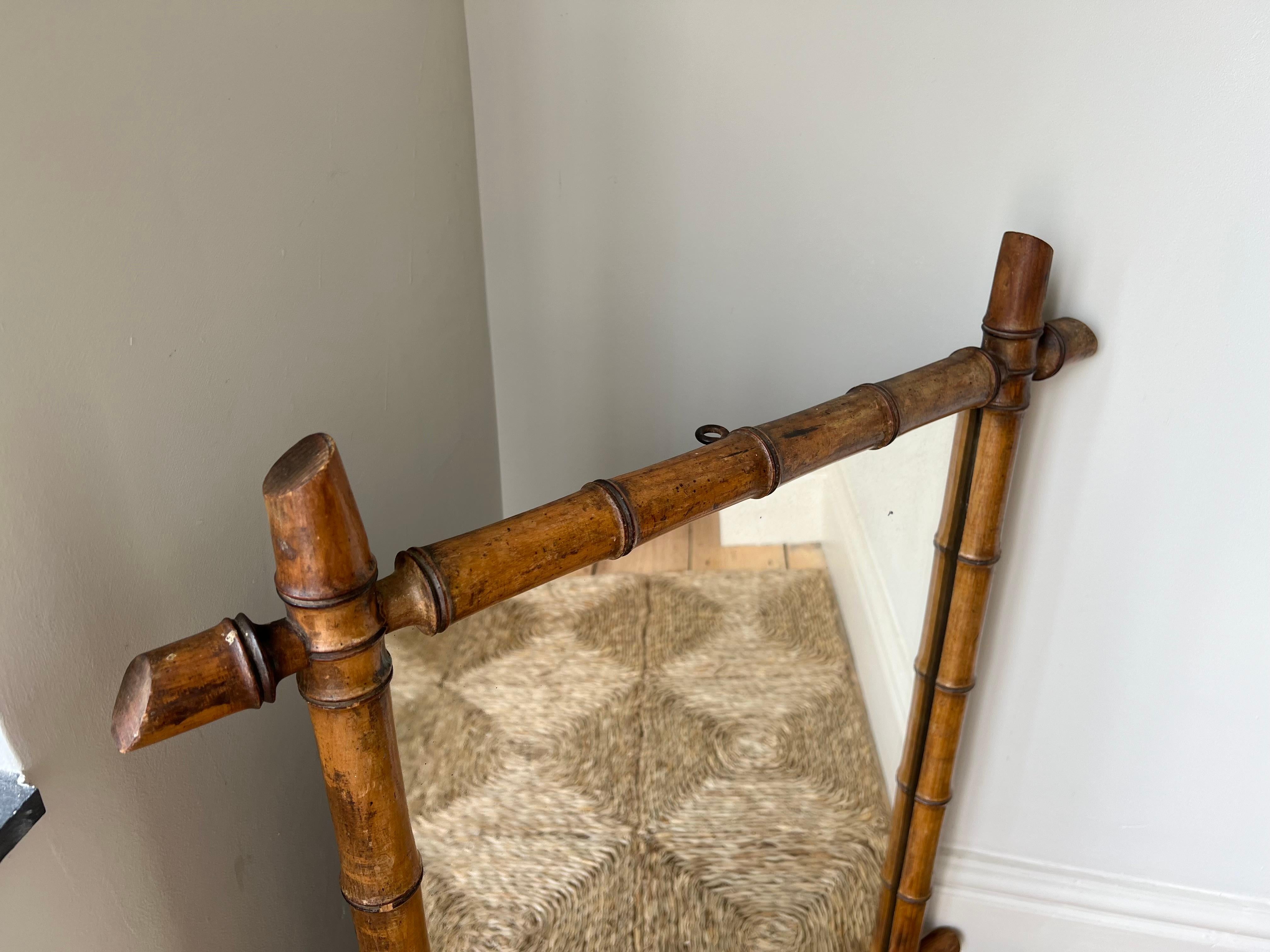 Chêne Grand miroir ancien original à cadre en faux bambou, France, vers 1920 en vente